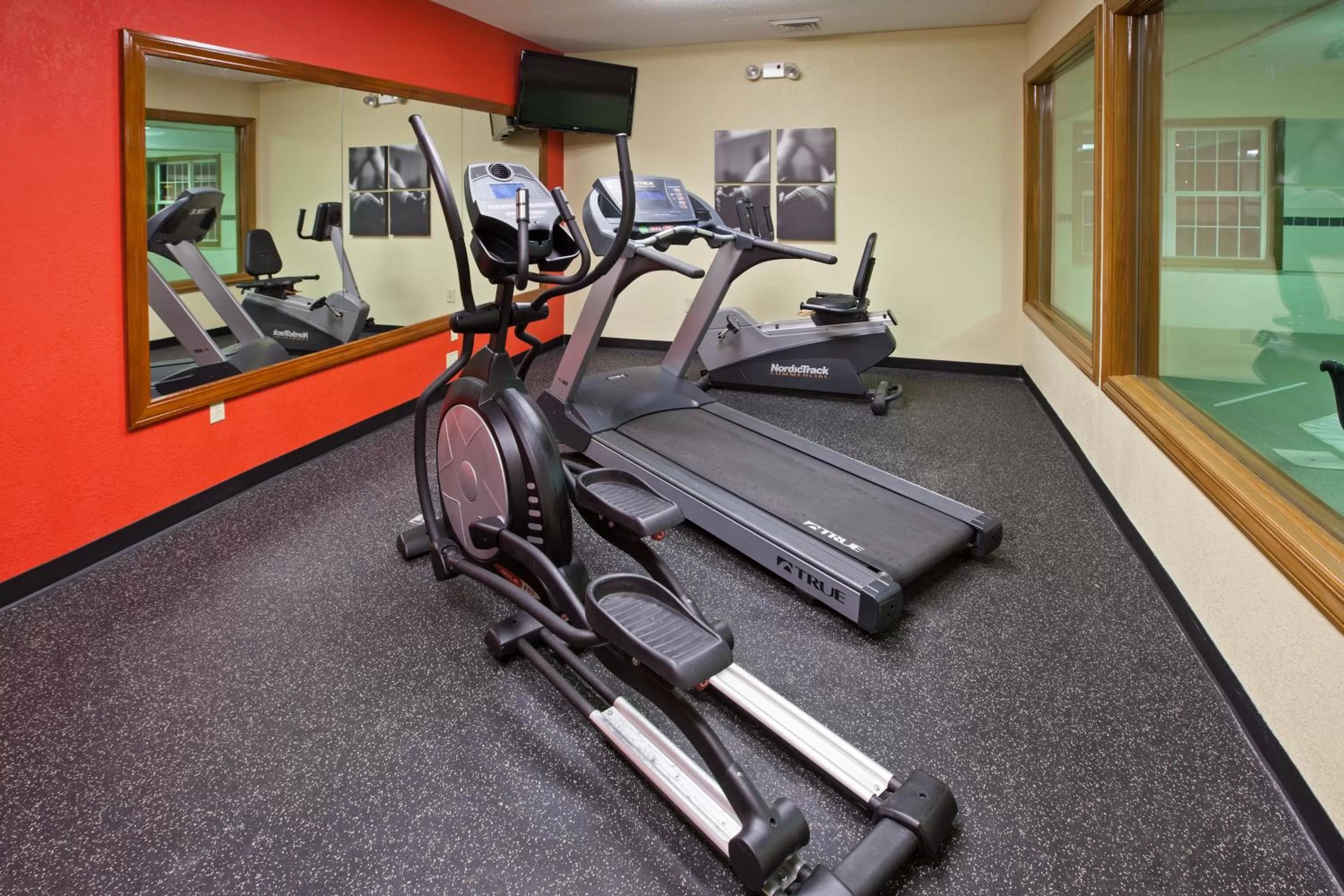 Fitness centre/facilities in Country Inn & Suites by Radisson, Macedonia, OH