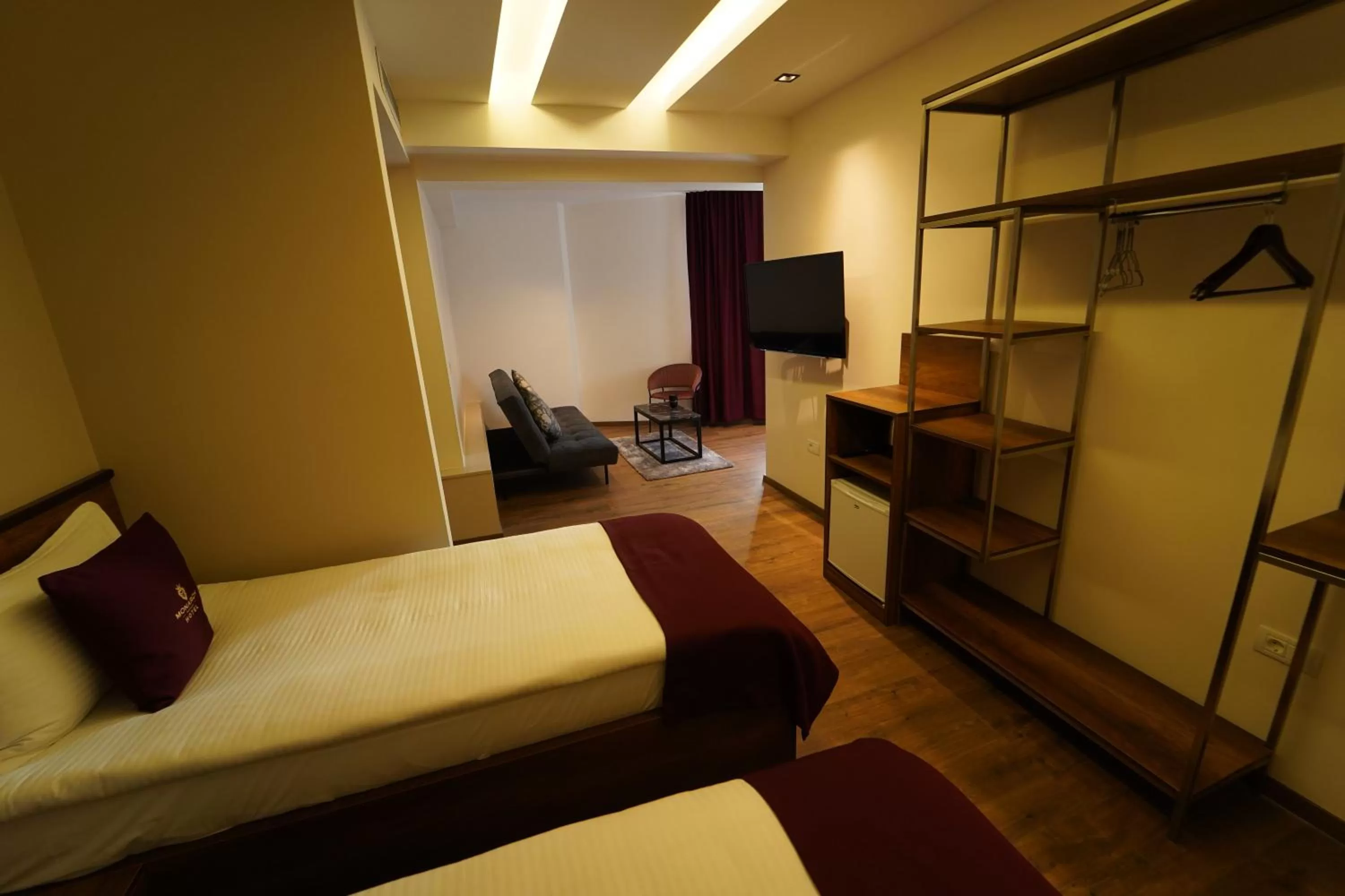 TV and multimedia, TV/Entertainment Center in Monarch Hotel