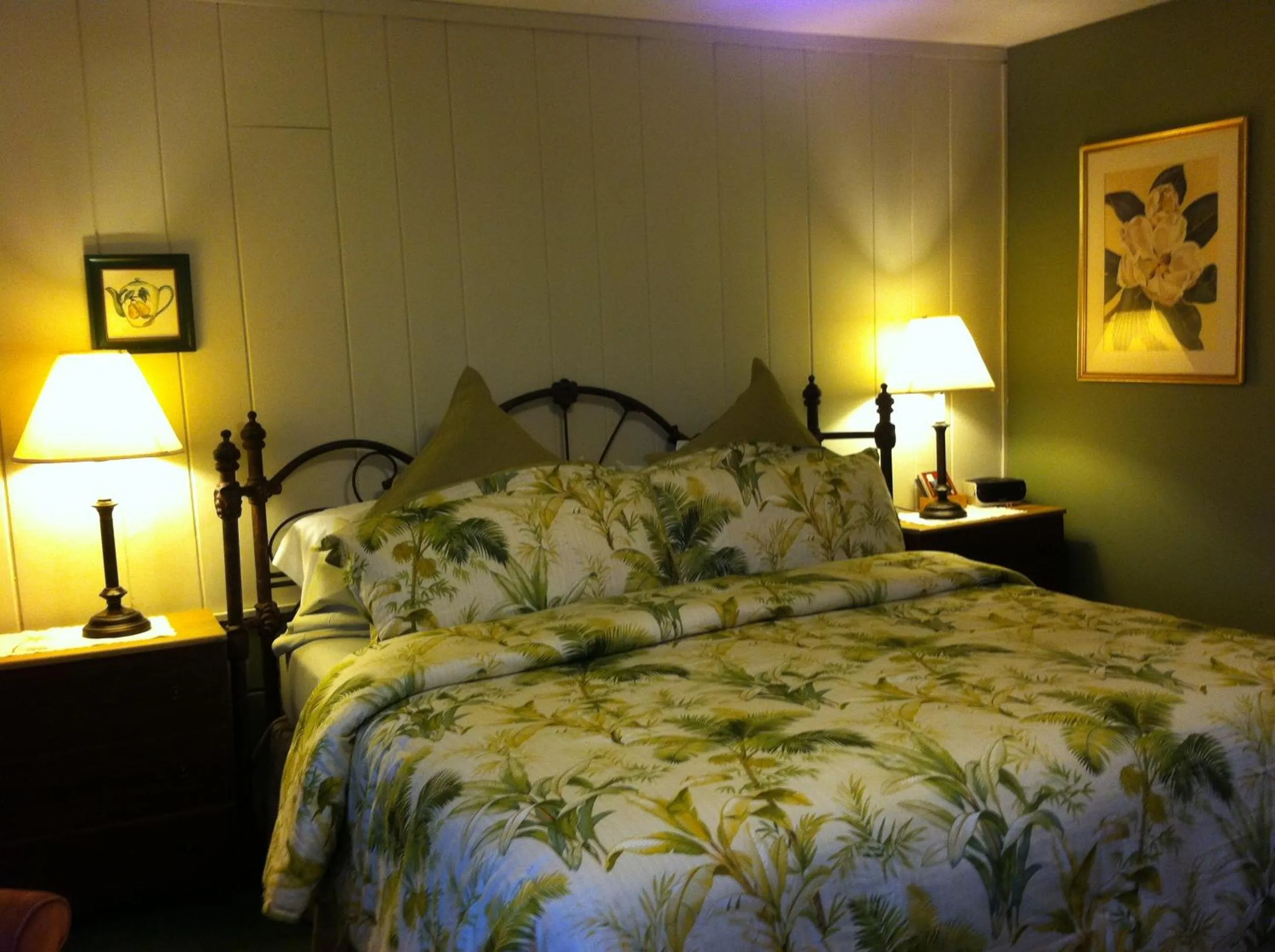 King Room with Mountain View in Deerhill Inn