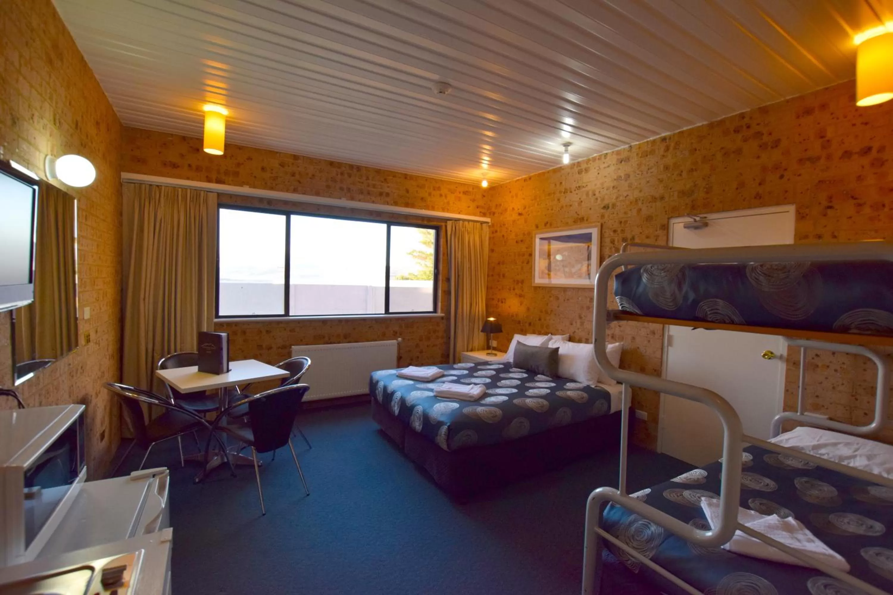 Photo of the whole room, Bed in Alpine Resort Motel