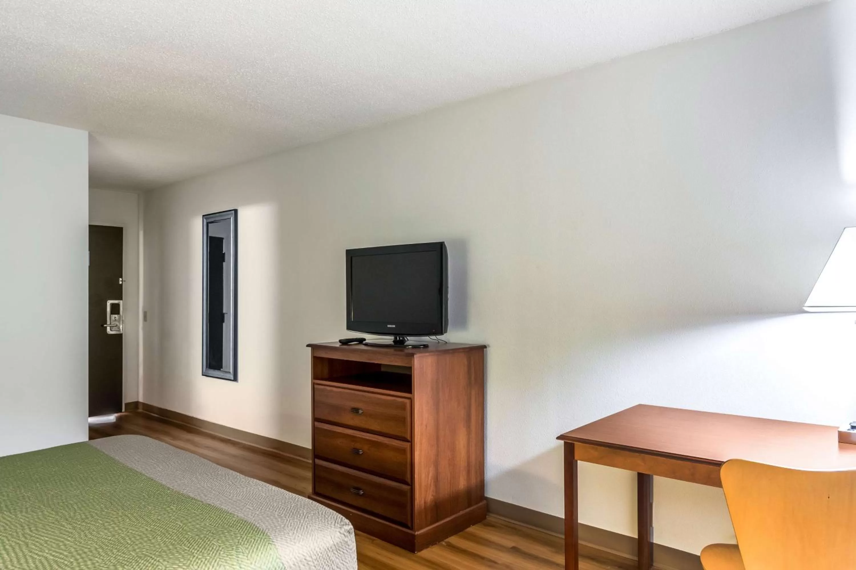 TV and multimedia, Bed in Motel 6-Petersburg, VA - Fort Lee