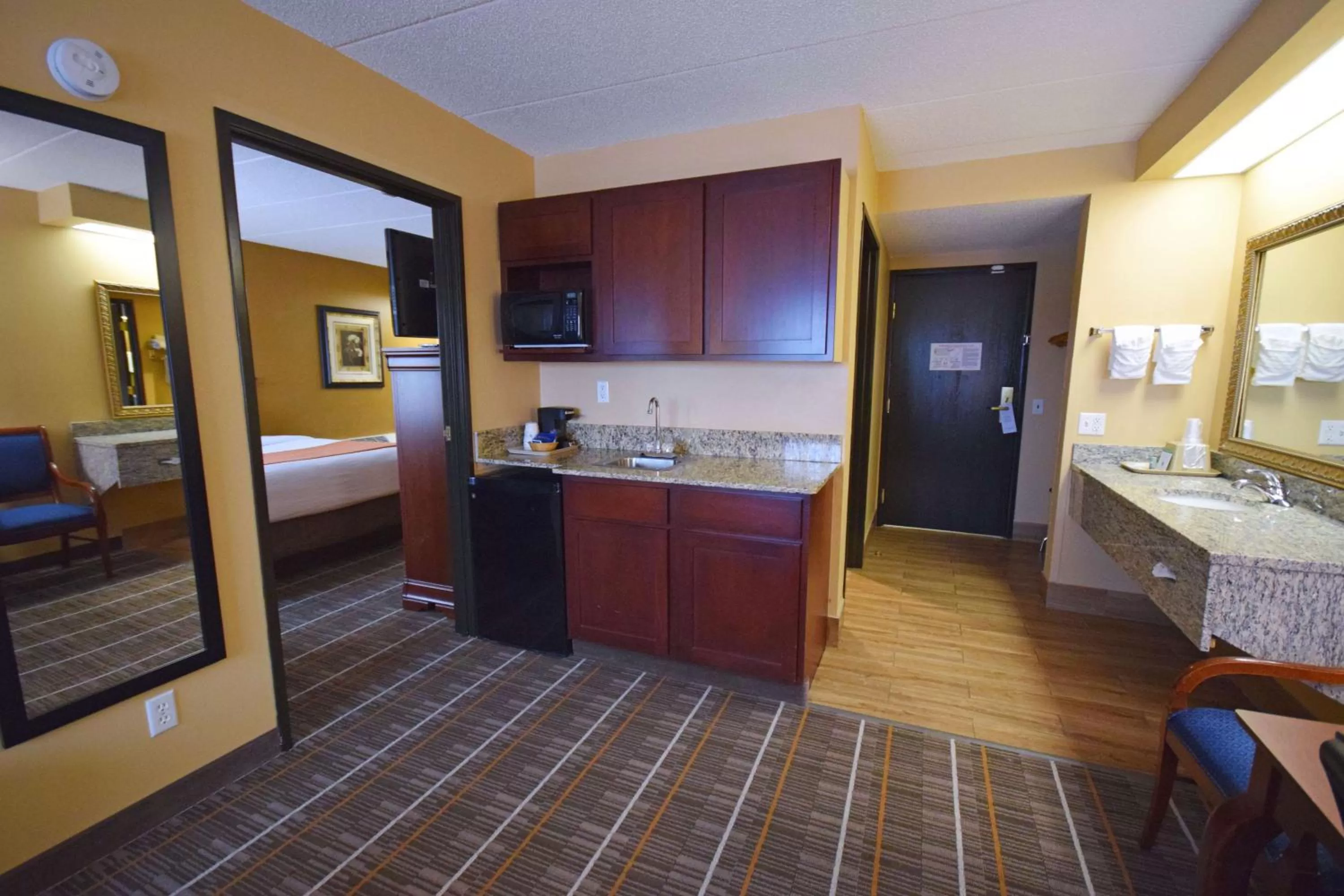 Hot Tub, Bed in Best Western Resort Hotel & Conference Center Portage