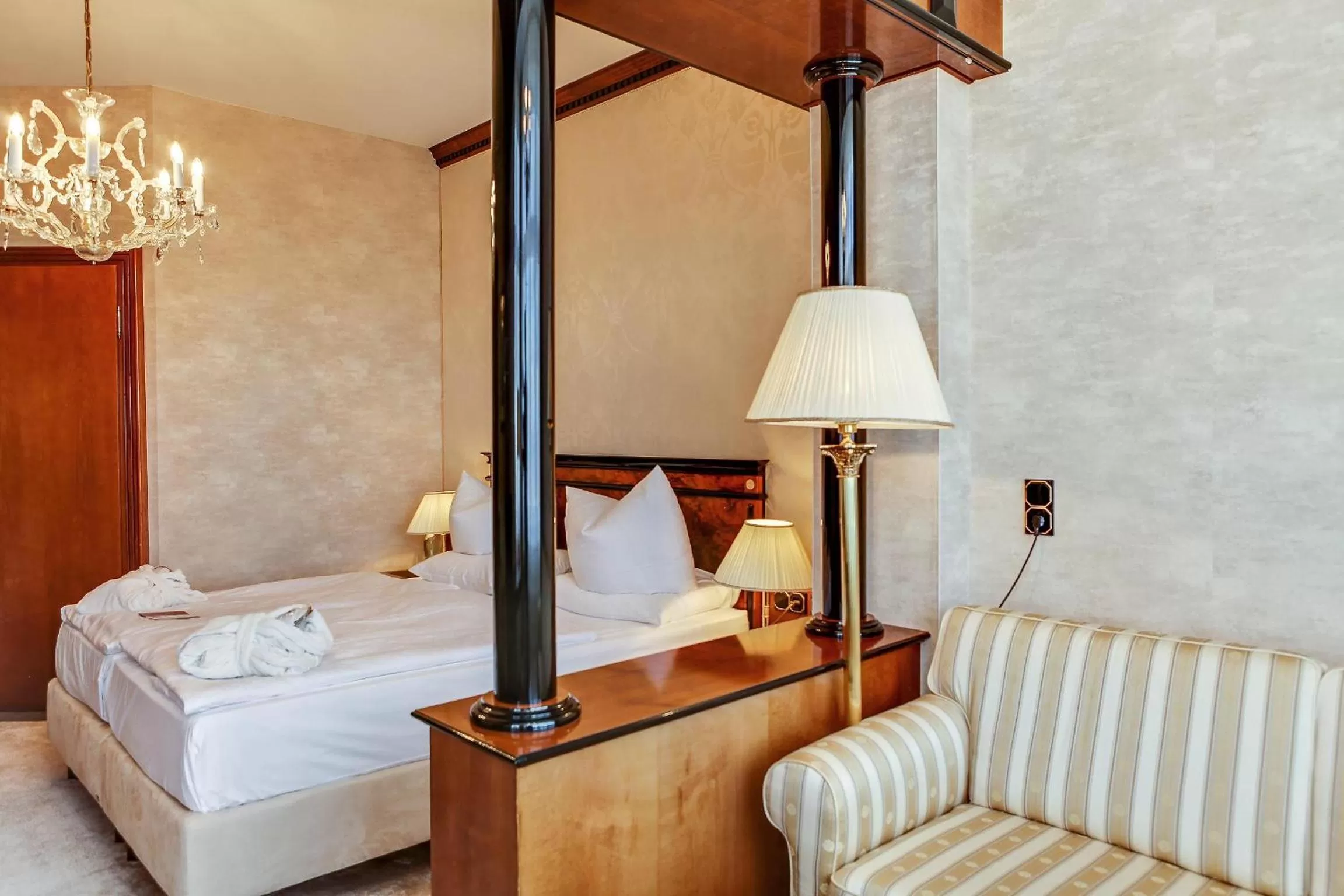 Photo of the whole room, Bed in SEETELHOTEL Ahlbecker Hof das elegante Traditionshotel & ruhiger Rückzugsort an der Ostsee