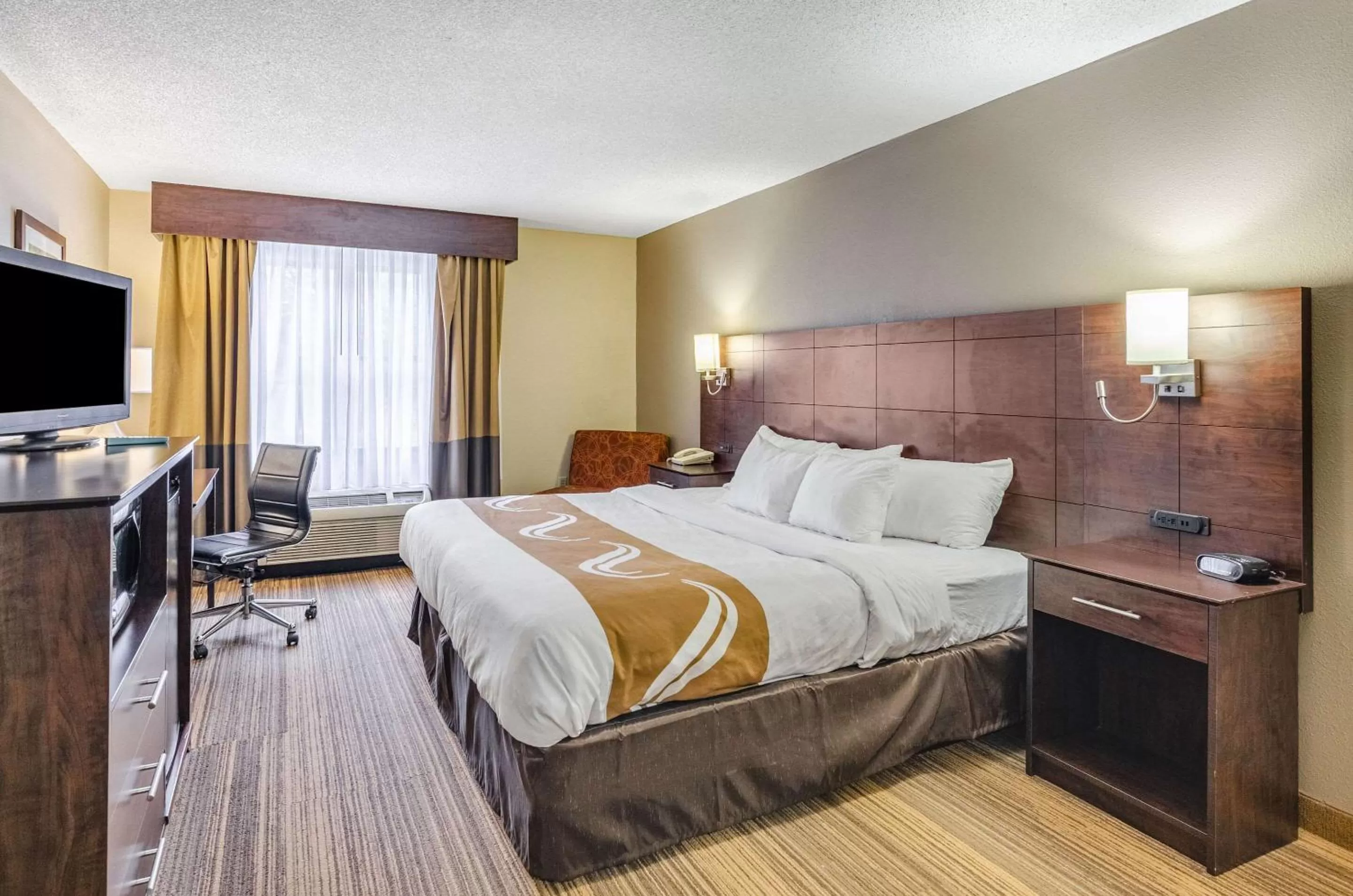 Photo of the whole room, Bed in Quality Inn Radford-West Blacksburg I-81