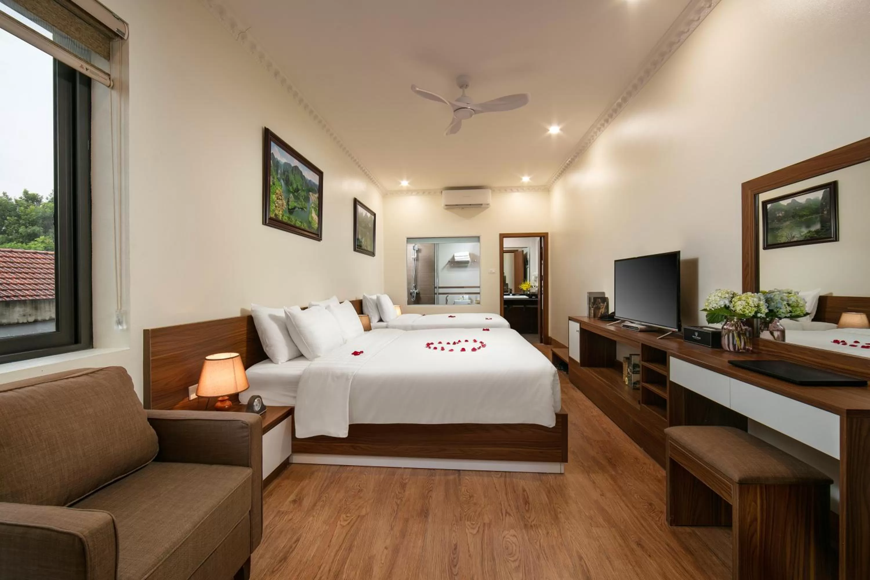 Photo of the whole room, Bed in Tam Coc Holiday Hotel & Villa