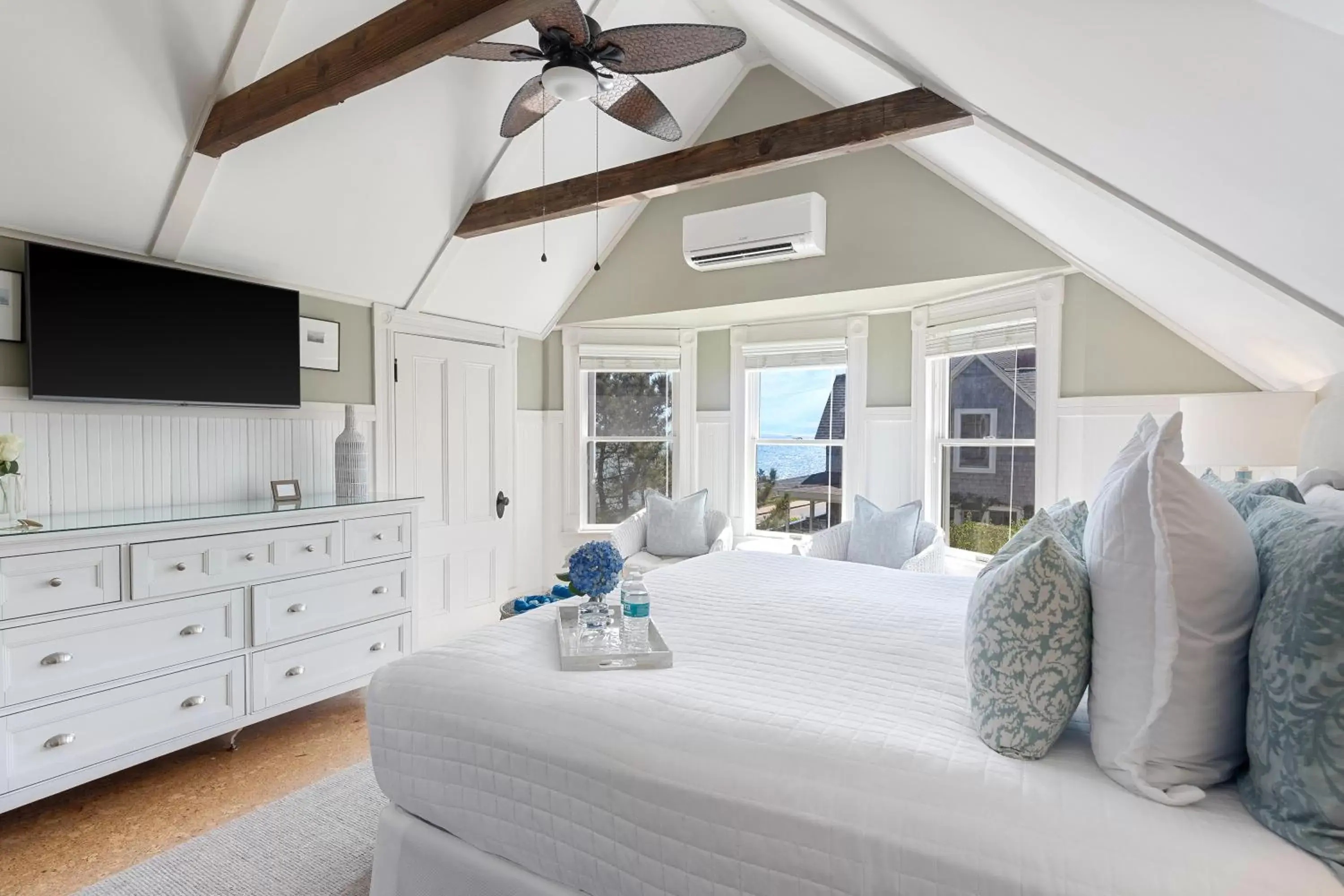 Deluxe King Room with Partial Sea View 2nd Floor in Inn on the Sound Deluxe King Room with Partial Sea View 2nd Floor in Inn on the Sound