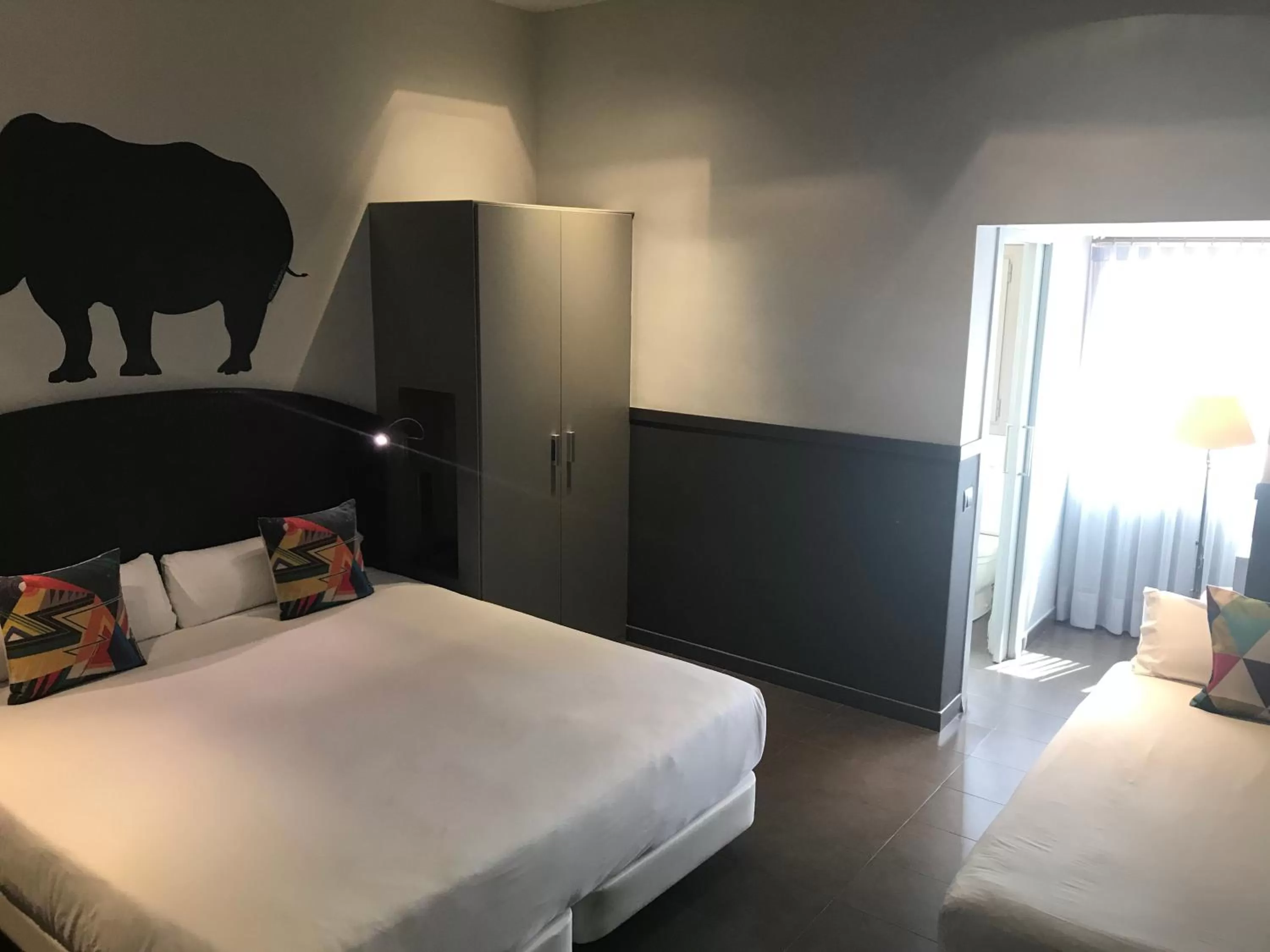 Bedroom, Bed in Chic & Basic Zoo