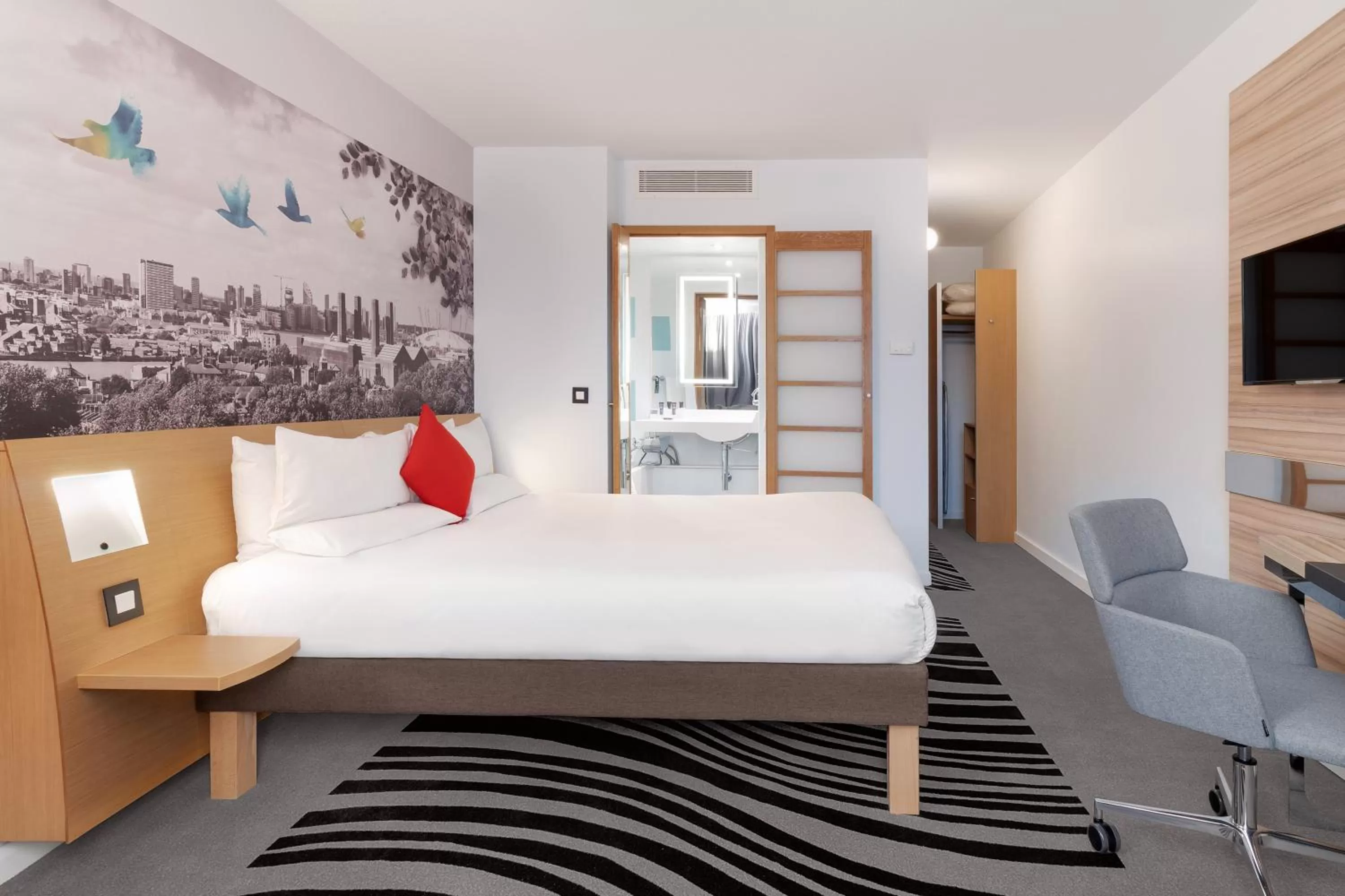 Bedroom, Bed in Novotel London Excel