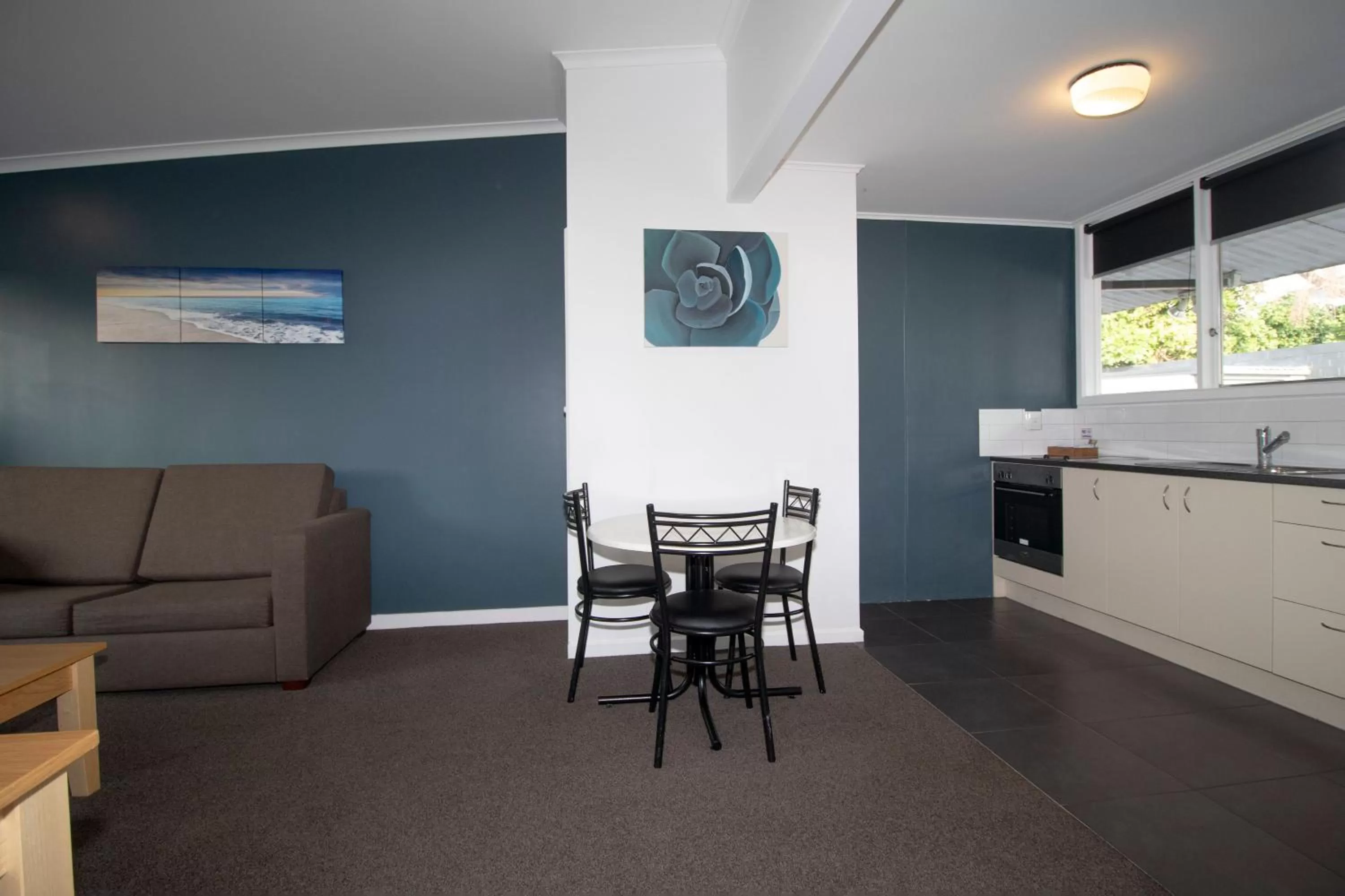 Kitchen or kitchenette in The Avenue