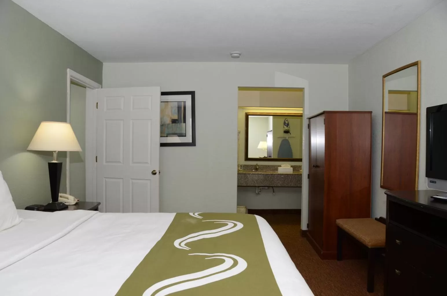 Bed in Quality Inn & Suites Covington