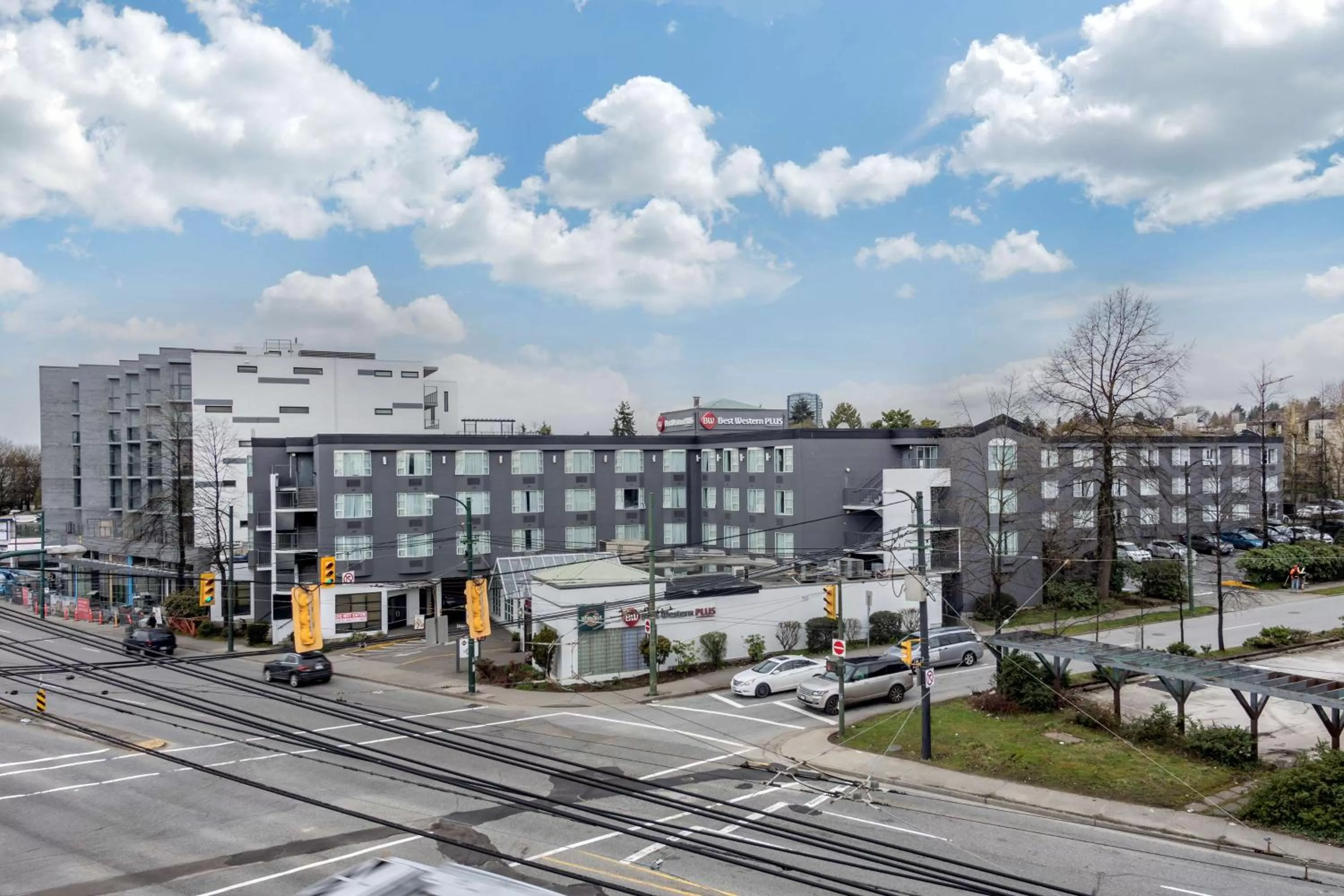 Property building in Best Western Plus Vancouver Airport Hotel