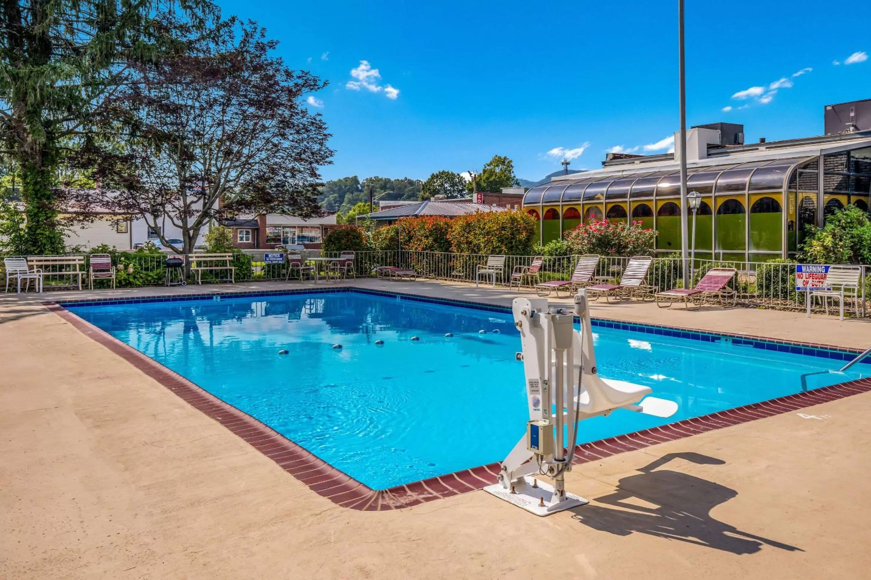 Swimming pool in Suburban Studios Middlesboro