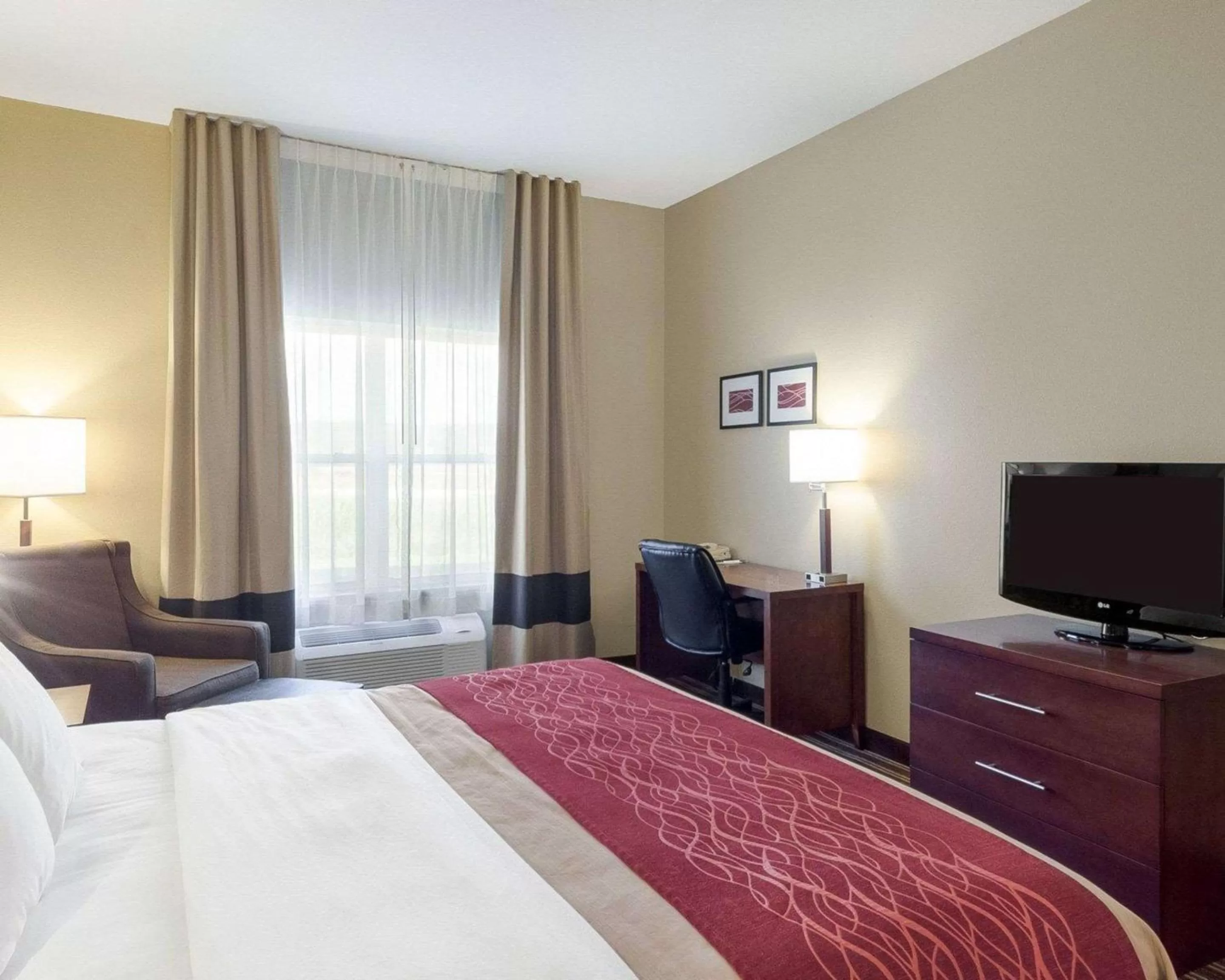 Photo of the whole room, Bed in Comfort Inn & Suites Fayetteville-University Area