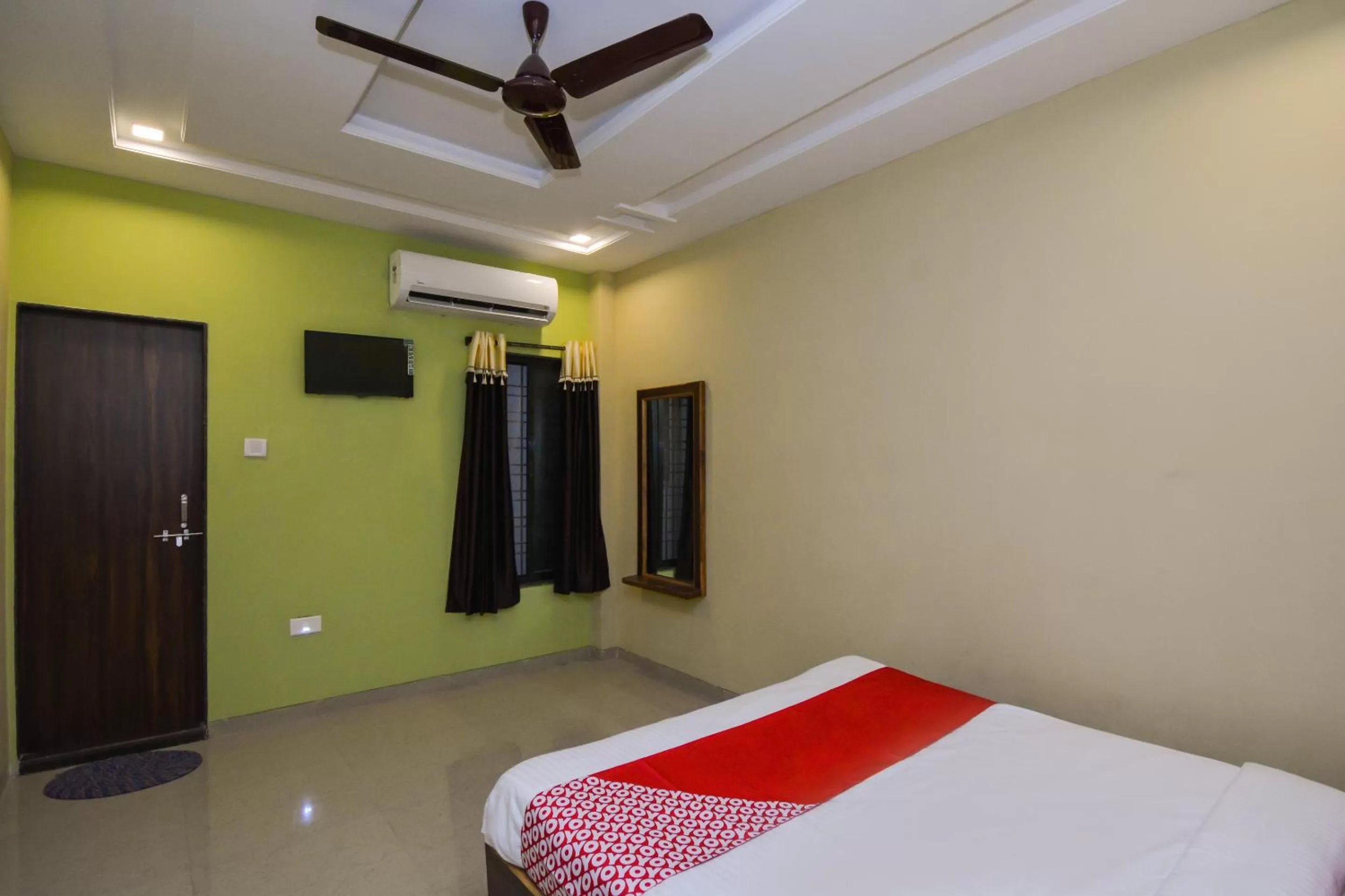 Communal lounge/ TV room, Bed in Sukrangu Palace