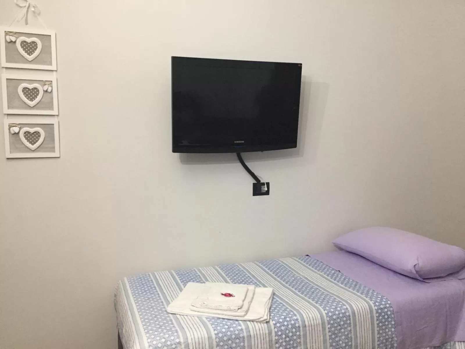 Bed, TV/Entertainment Center in Mapi Room