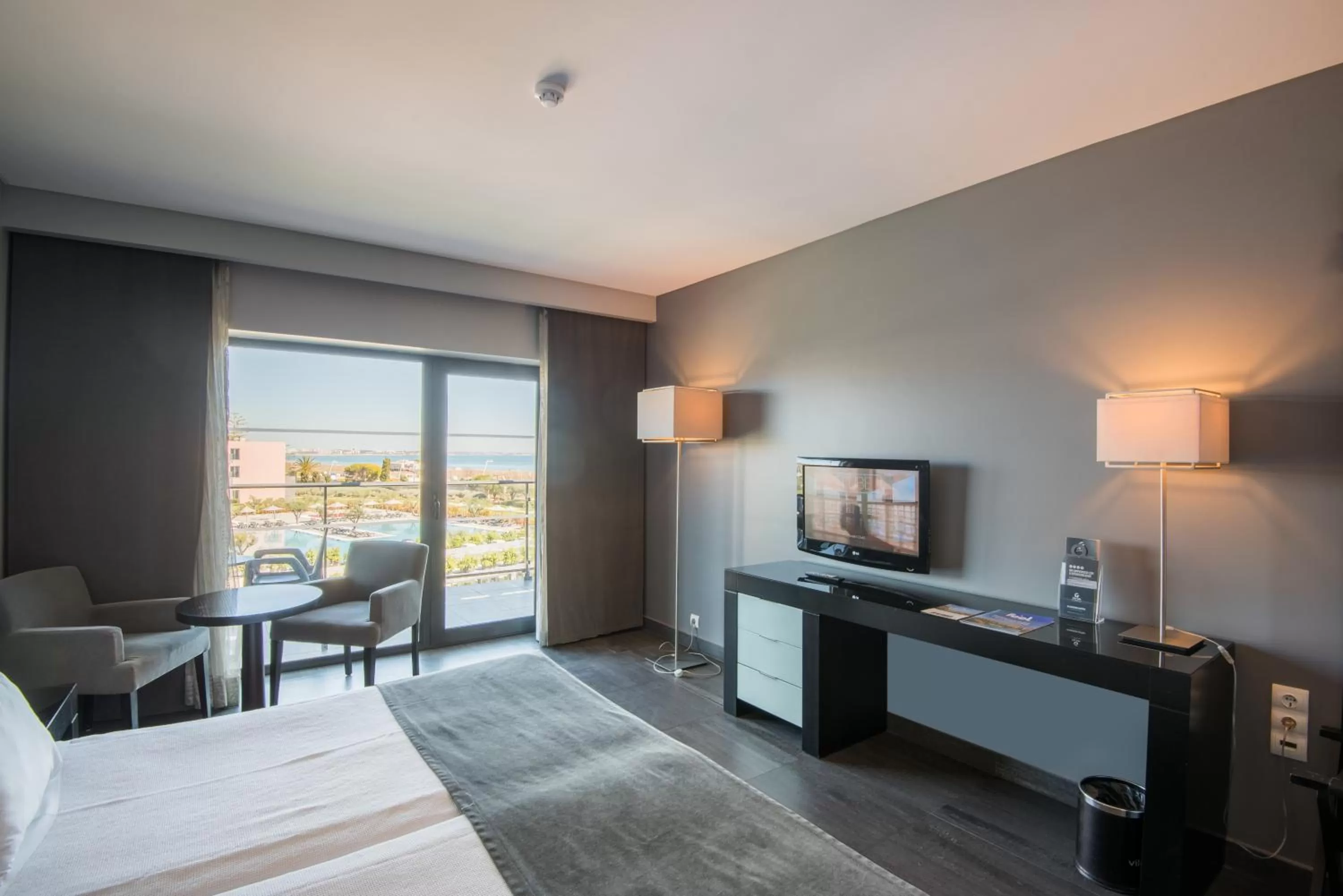 Photo of the whole room, Bed in Vila Gale Lagos