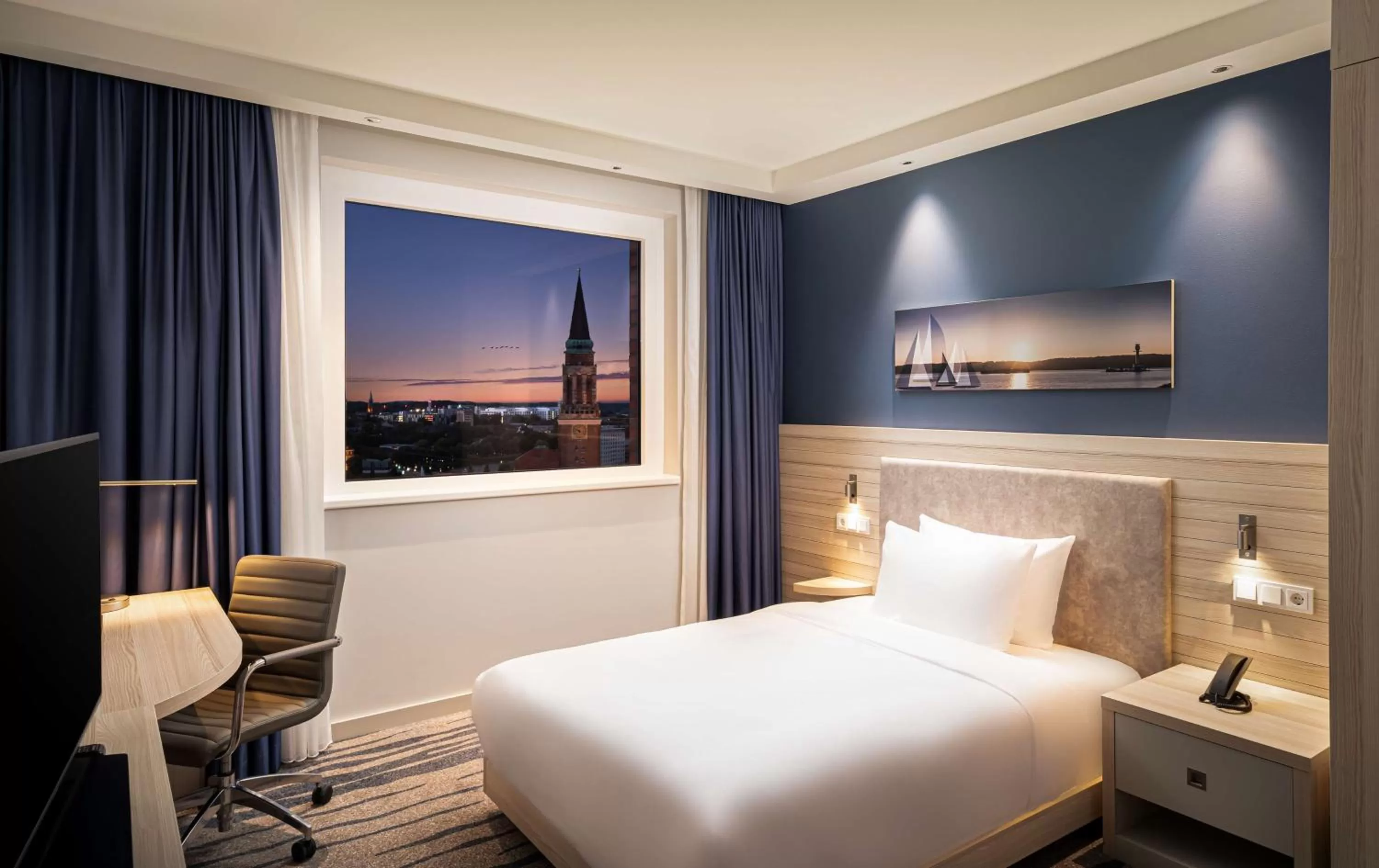 Bed in Hampton By Hilton Kiel