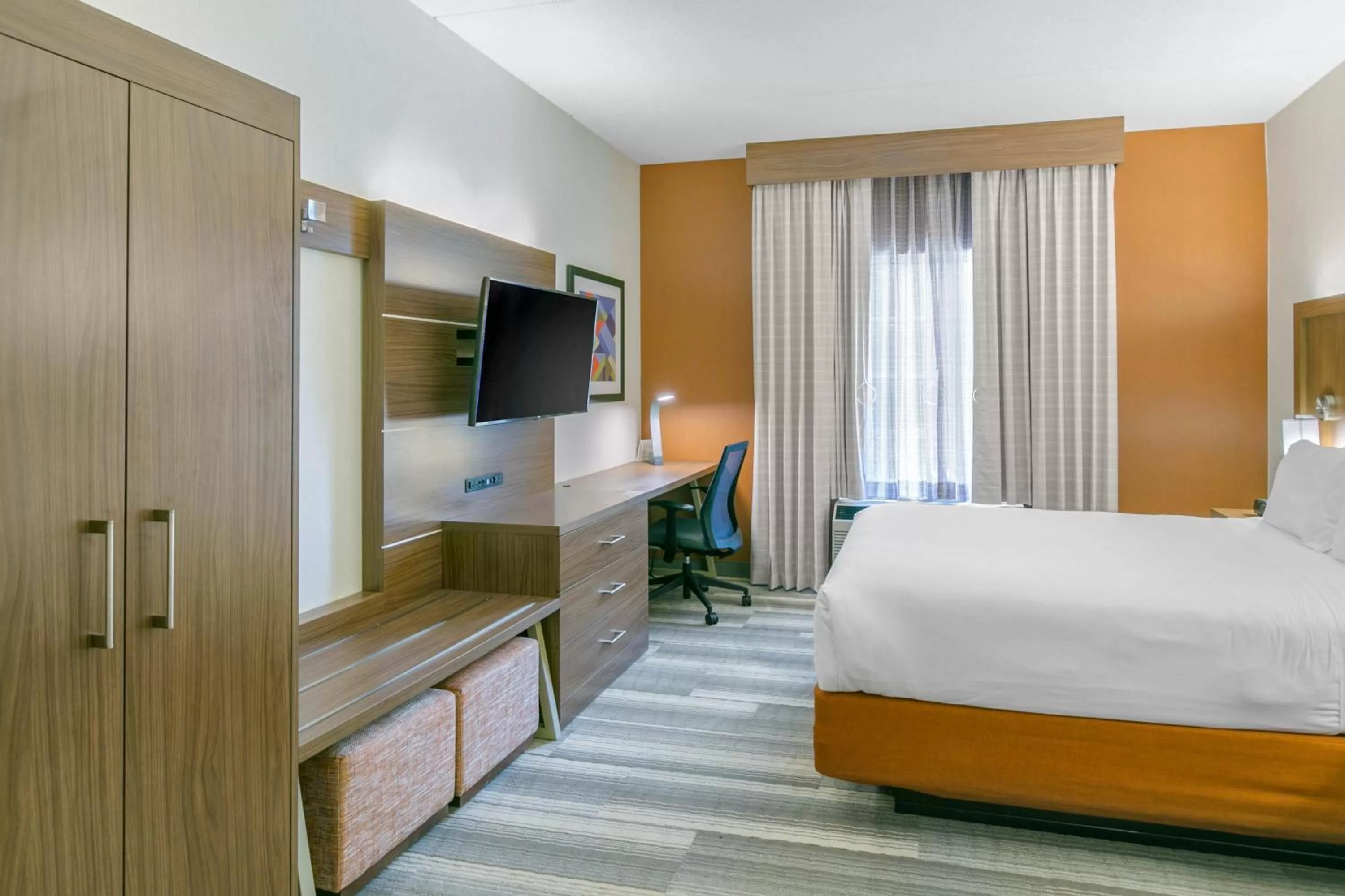 Photo of the whole room, Bed in Holiday Inn Express Mount Arlington by IHG