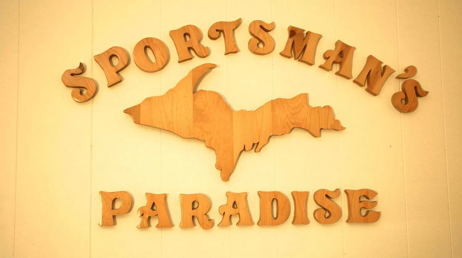 Logo/Certificate/Sign in Holiday Motel