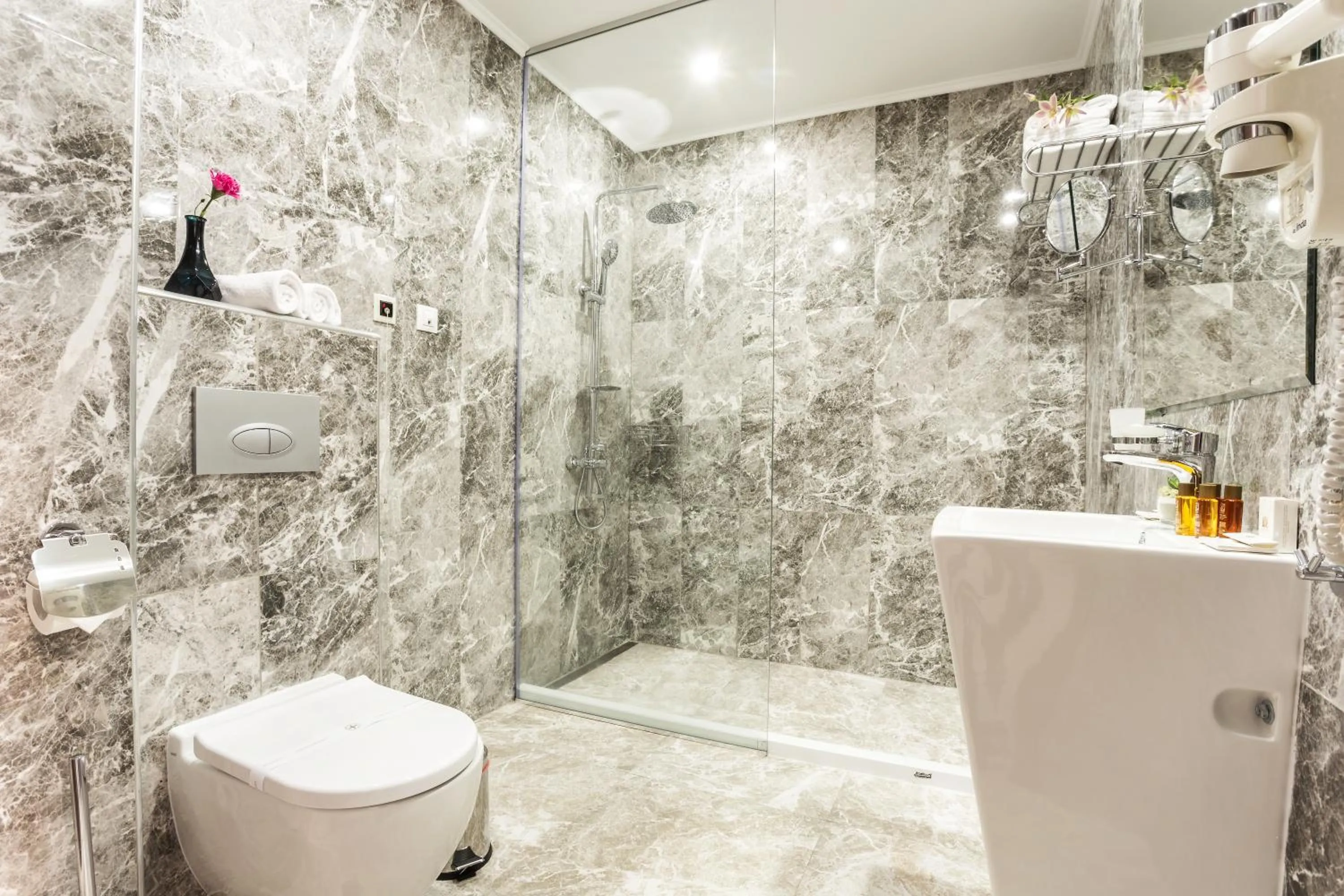 Shower in Earth & People Hotel & SPA - Free Parking & Swimming Pool