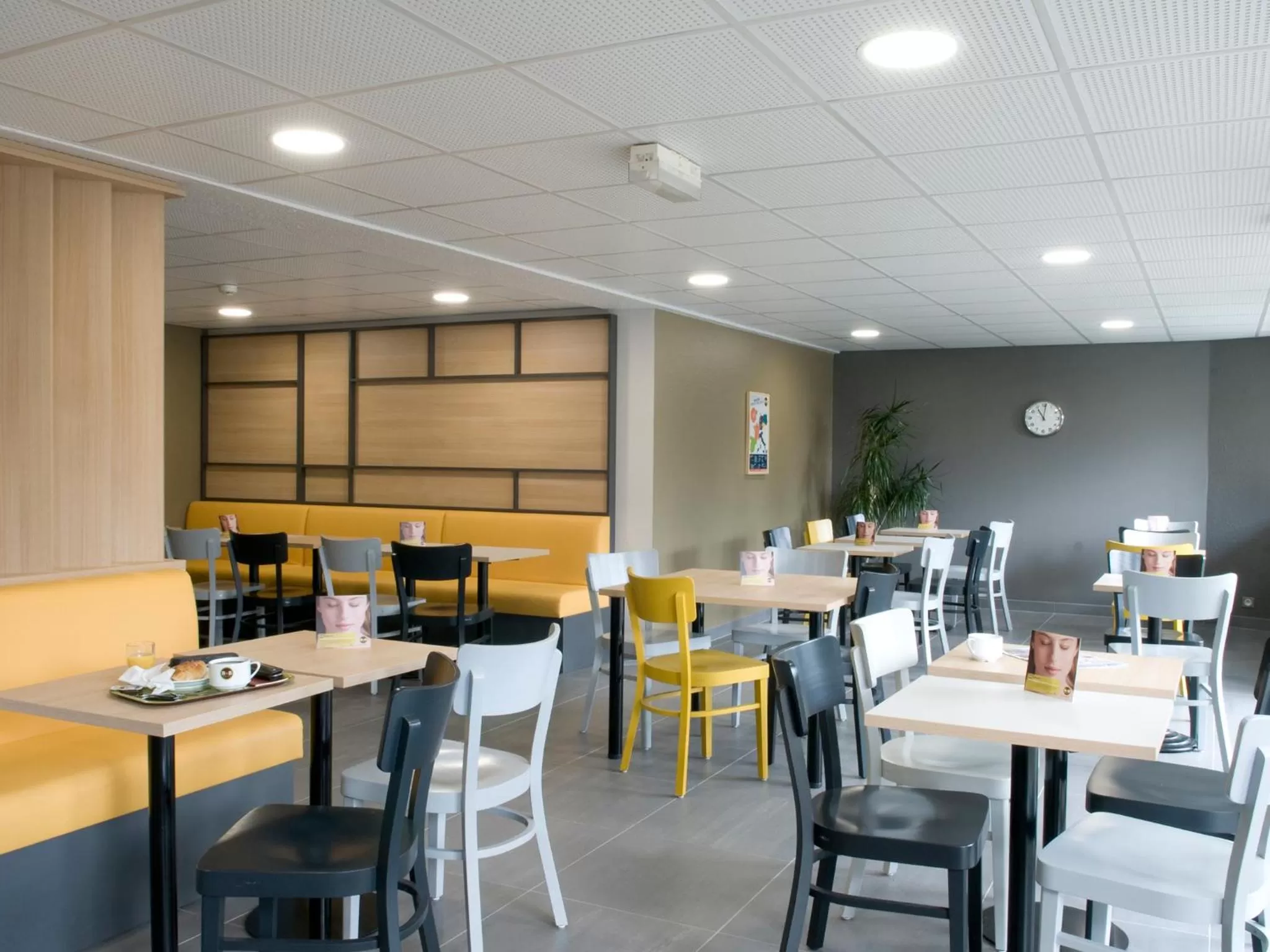 Restaurant/places to eat in B&B HOTEL Saint-Quentin
