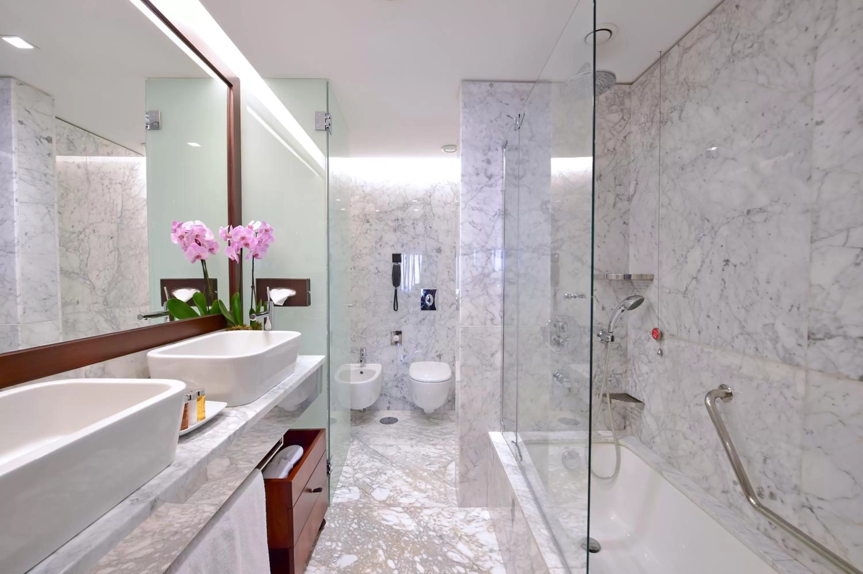 Bathroom in Porto Palácio Hotel by The Editory