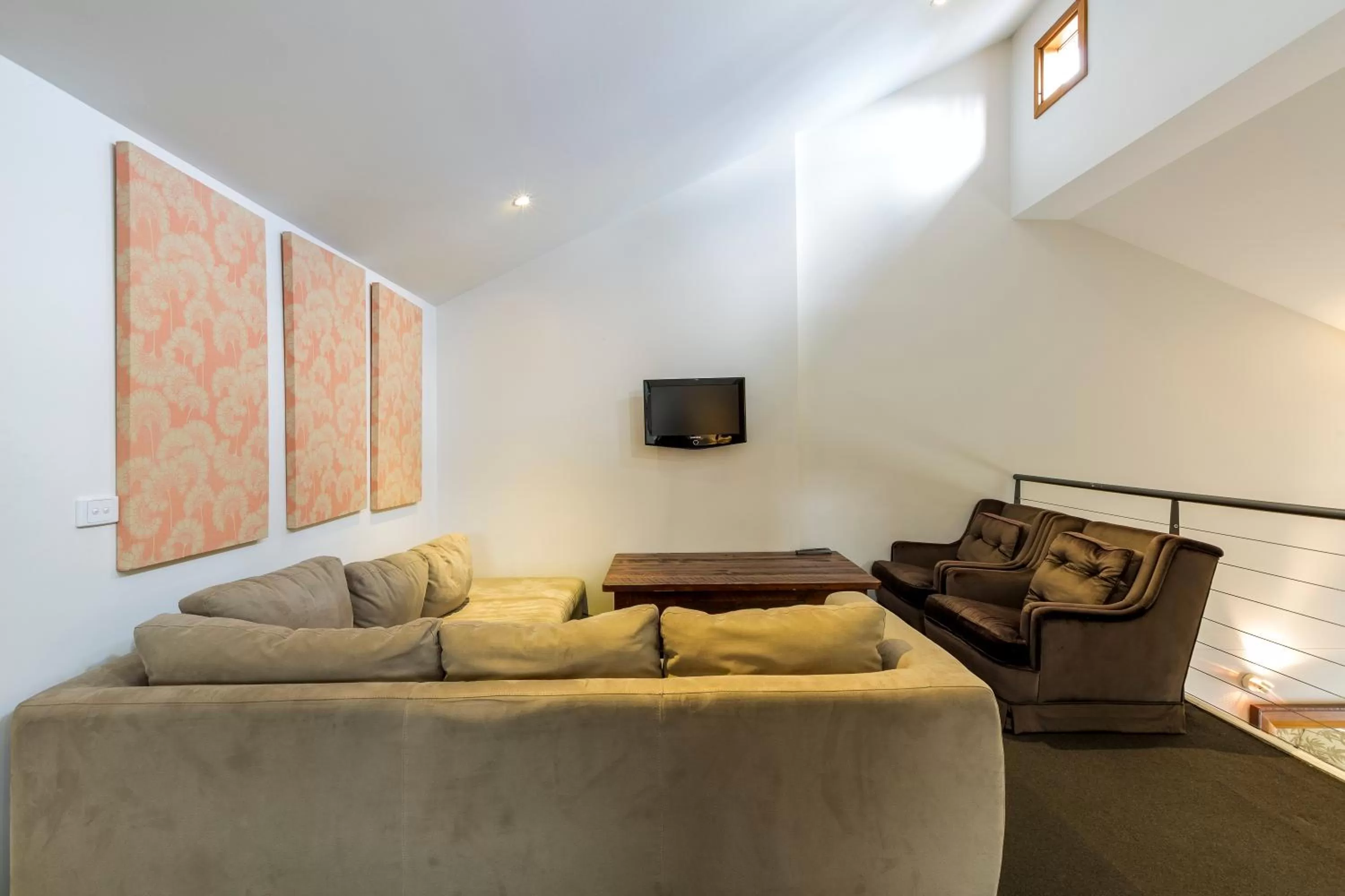 Living room, Seating Area in Alpine Woodsmoke Apartments