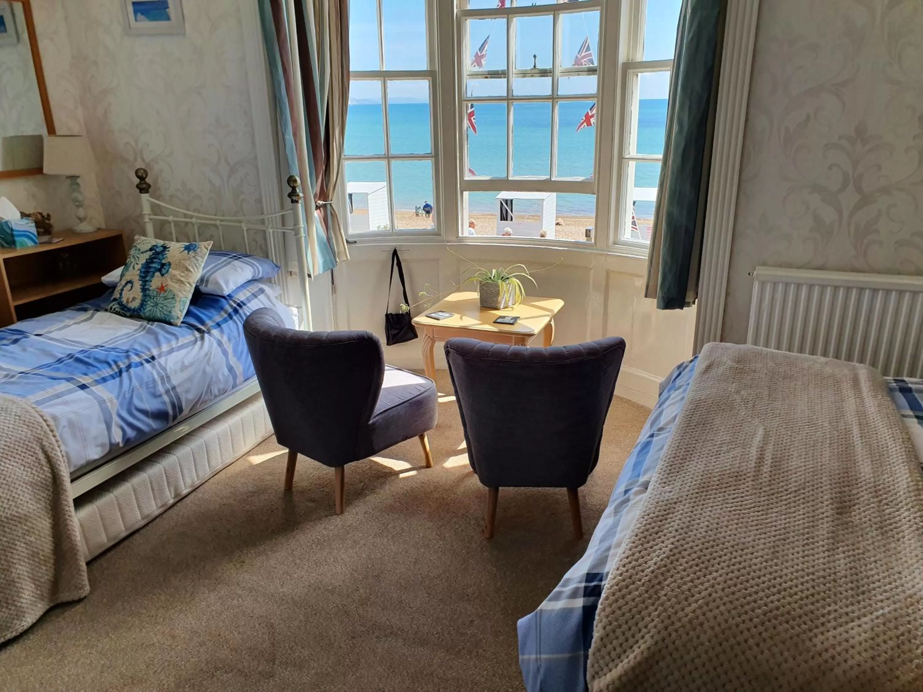 Seating area, Bed in Lyndale Guest House