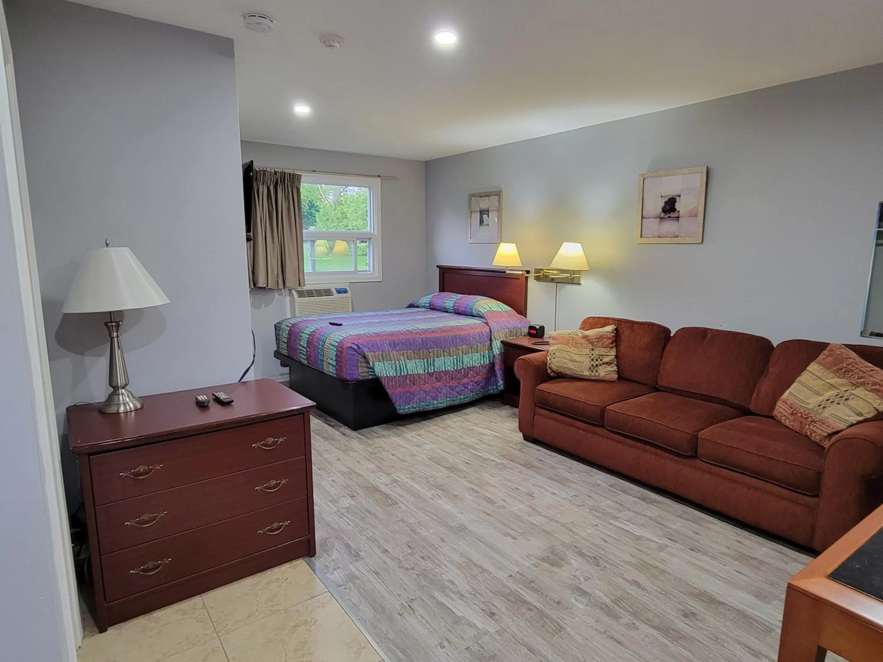 Photo of the whole room, Bed in Knights Inn Cobourg