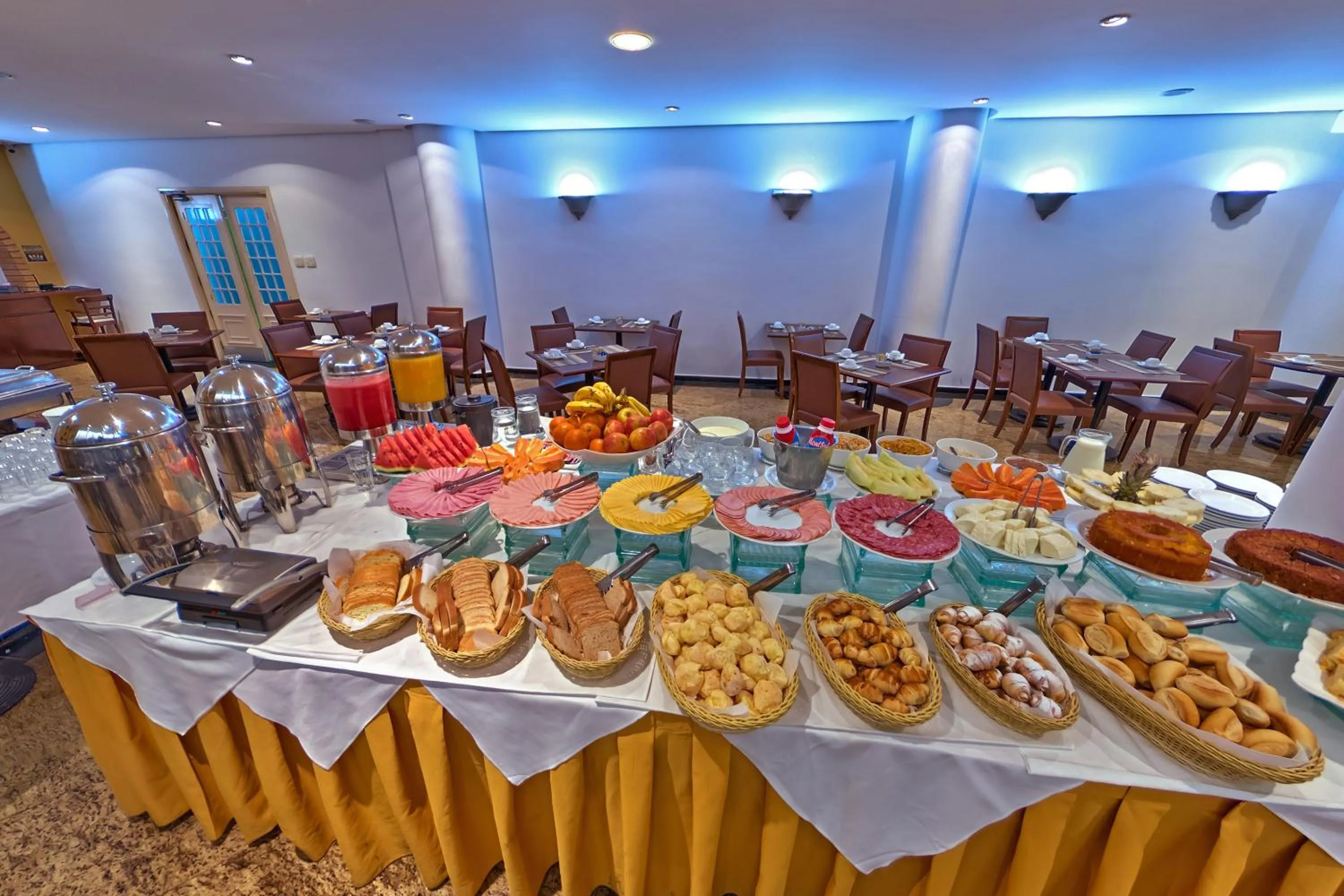 Breakfast in Hotel Shelton