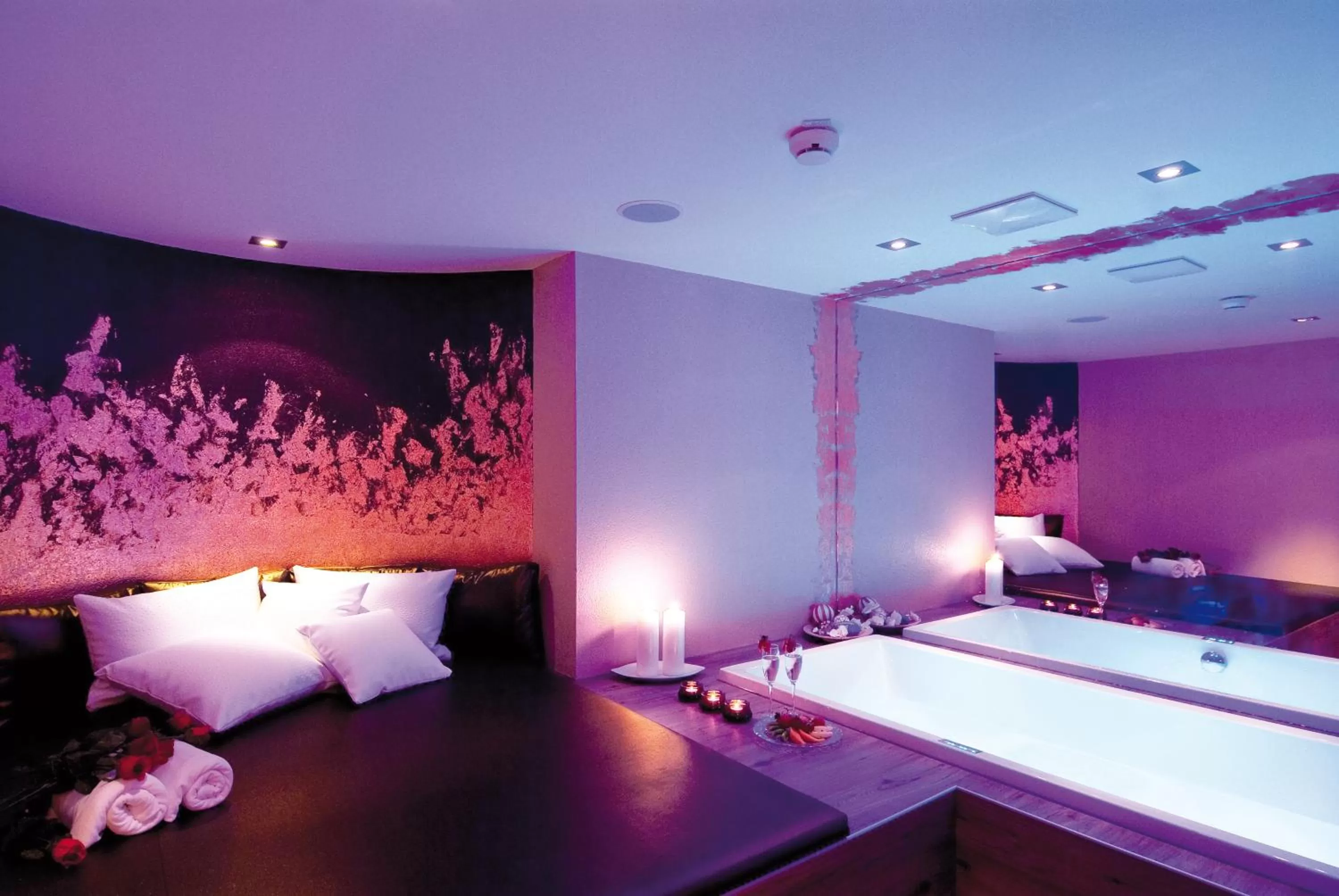 Bathroom, Bed in Alpenhotel Stefanie