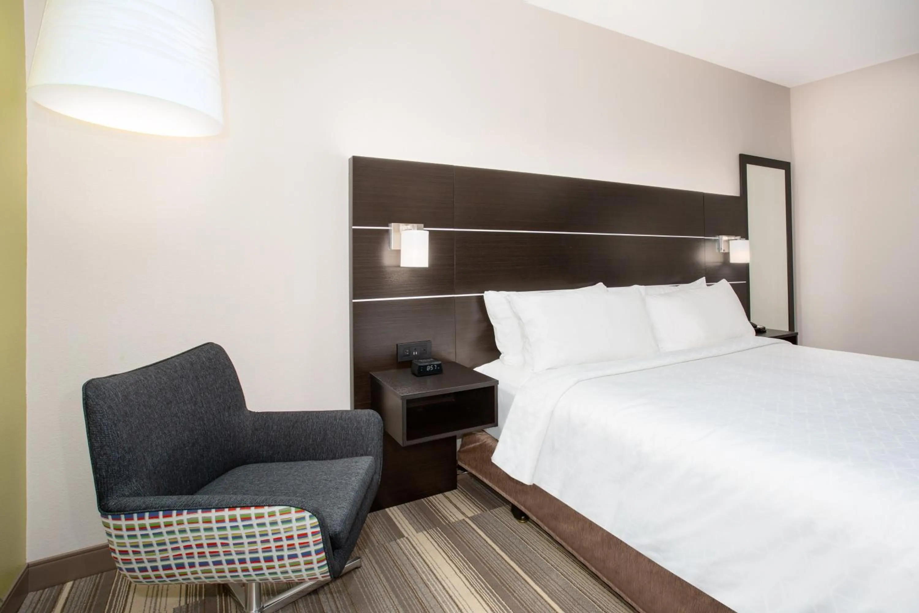 Photo of the whole room, Bed in Holiday Inn Express & Suites Lincoln City by IHG