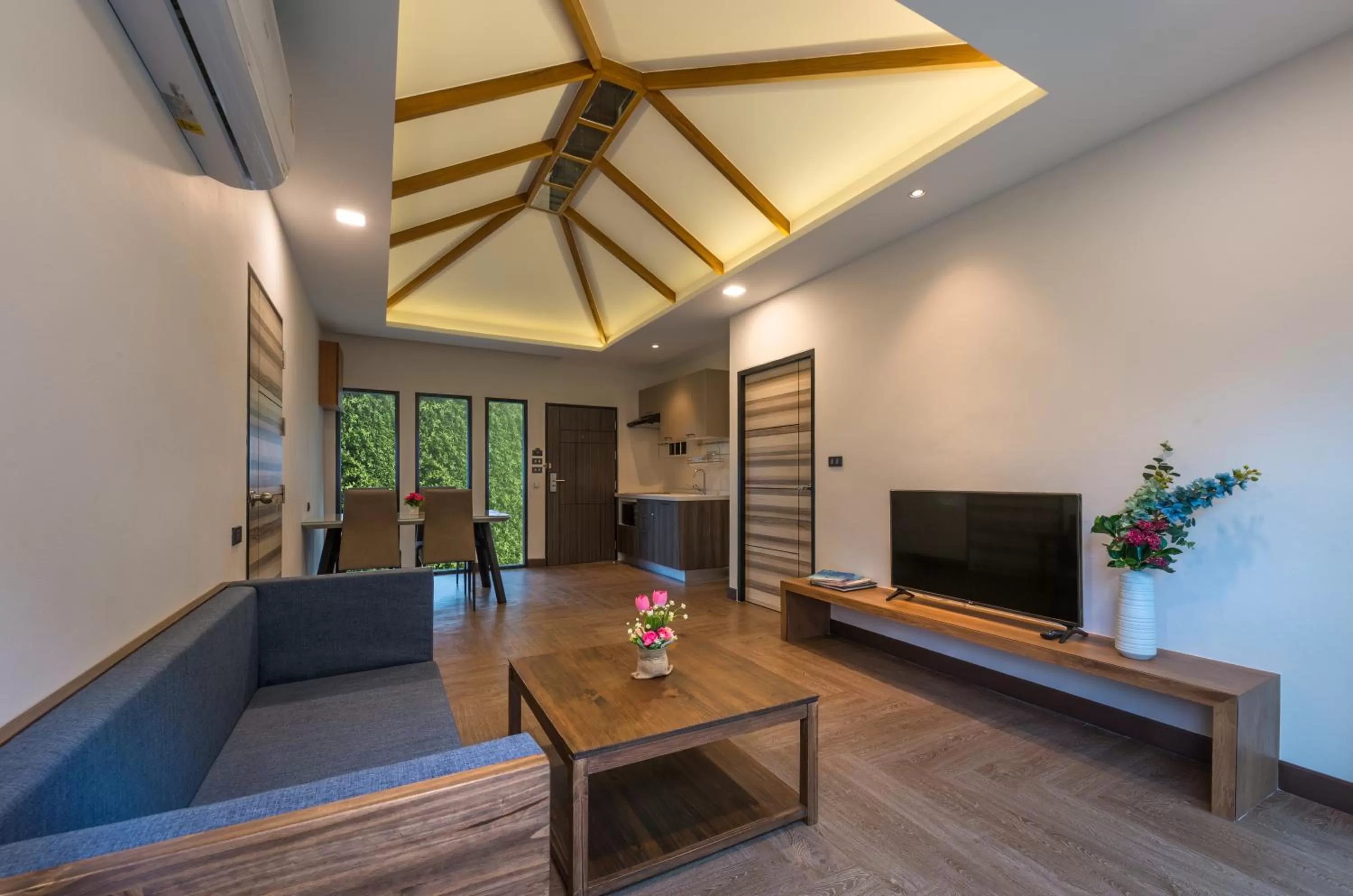Communal lounge/ TV room in Cher​mantra​ Aonang​ Resort & Pool​ Suite