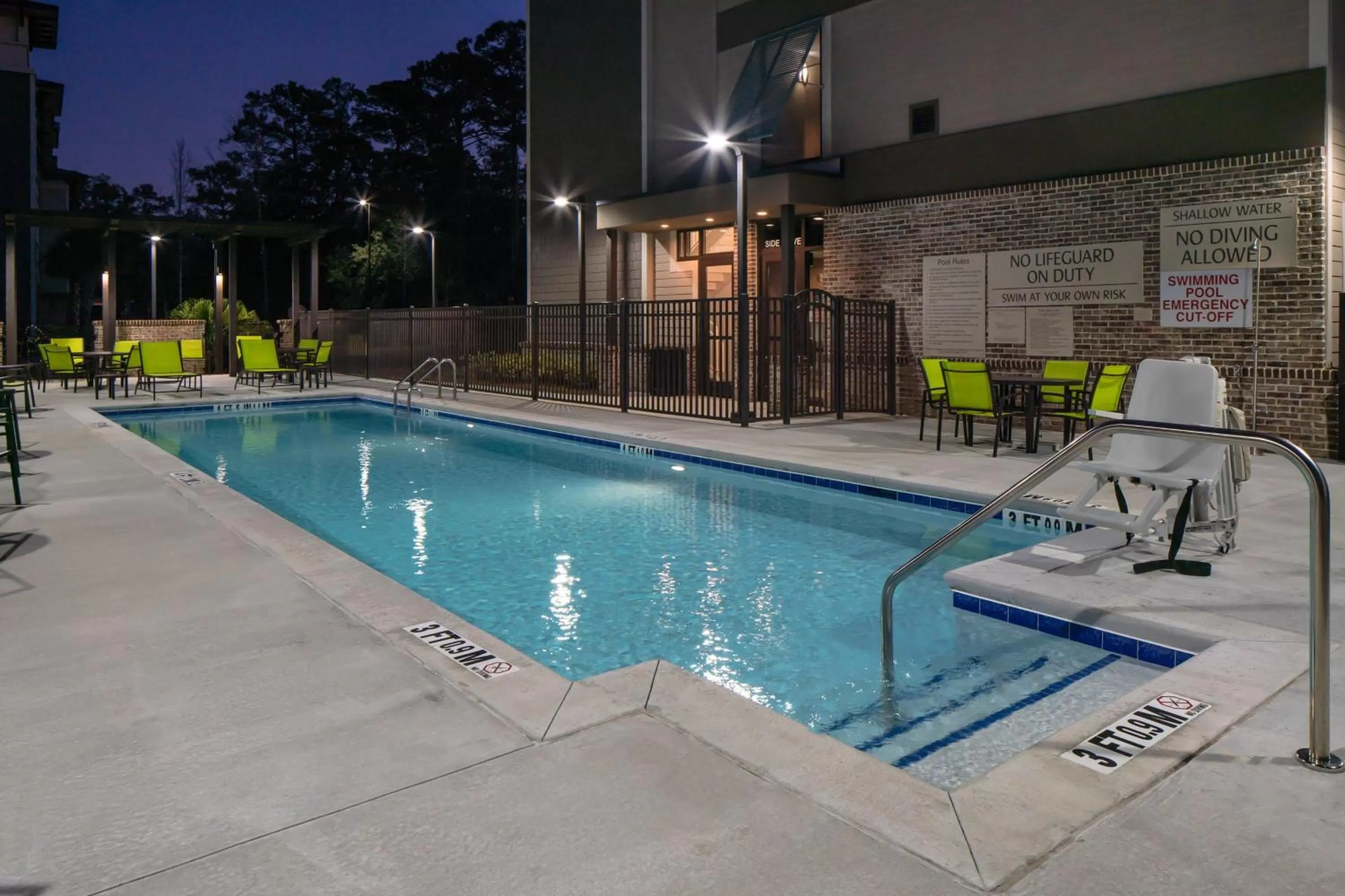 Swimming pool in SpringHill Suites Hilton Head Island