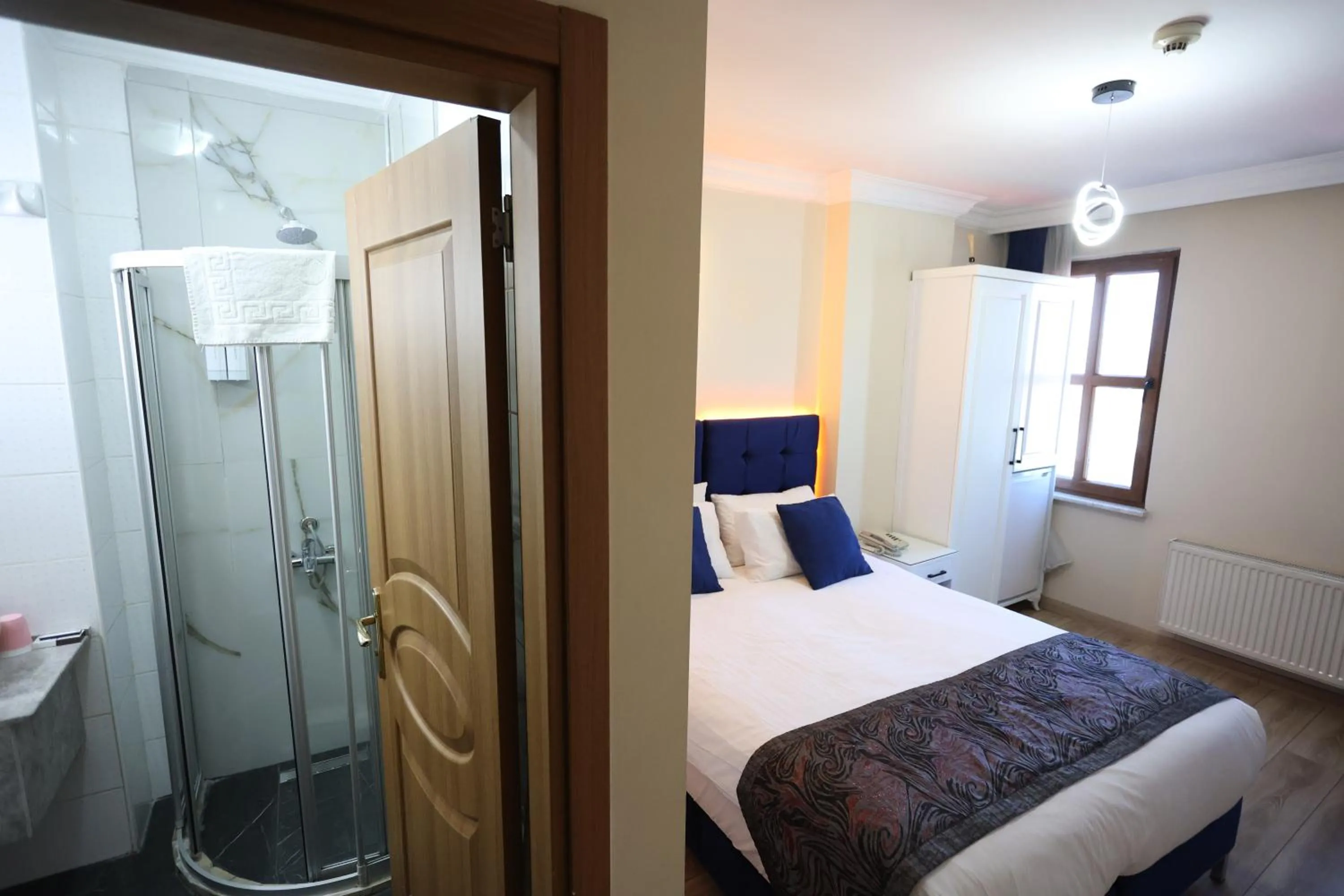 Shower, Bed in Arven Hotel