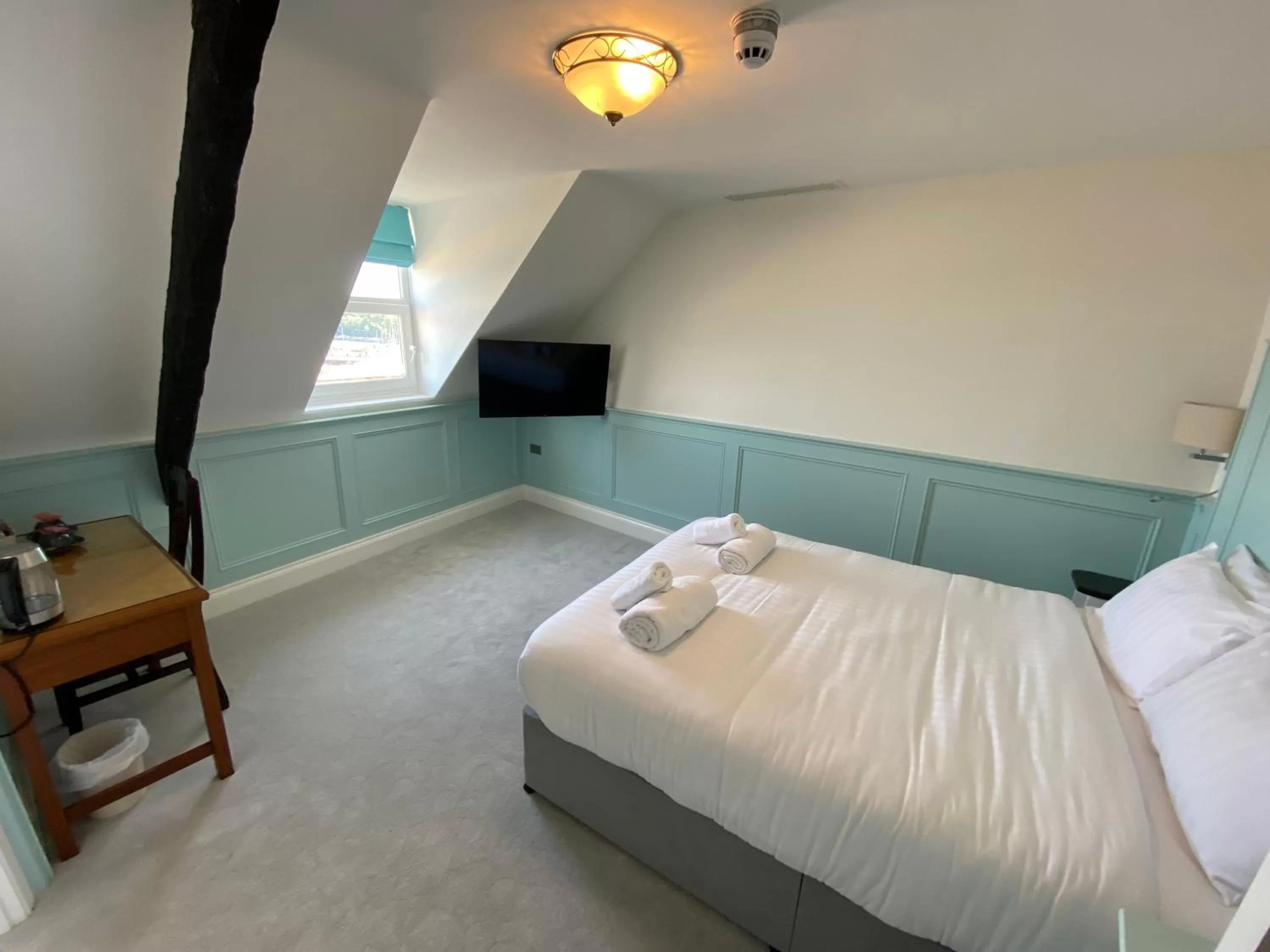 Photo of the whole room, Bed in The Fairhaven Hotel