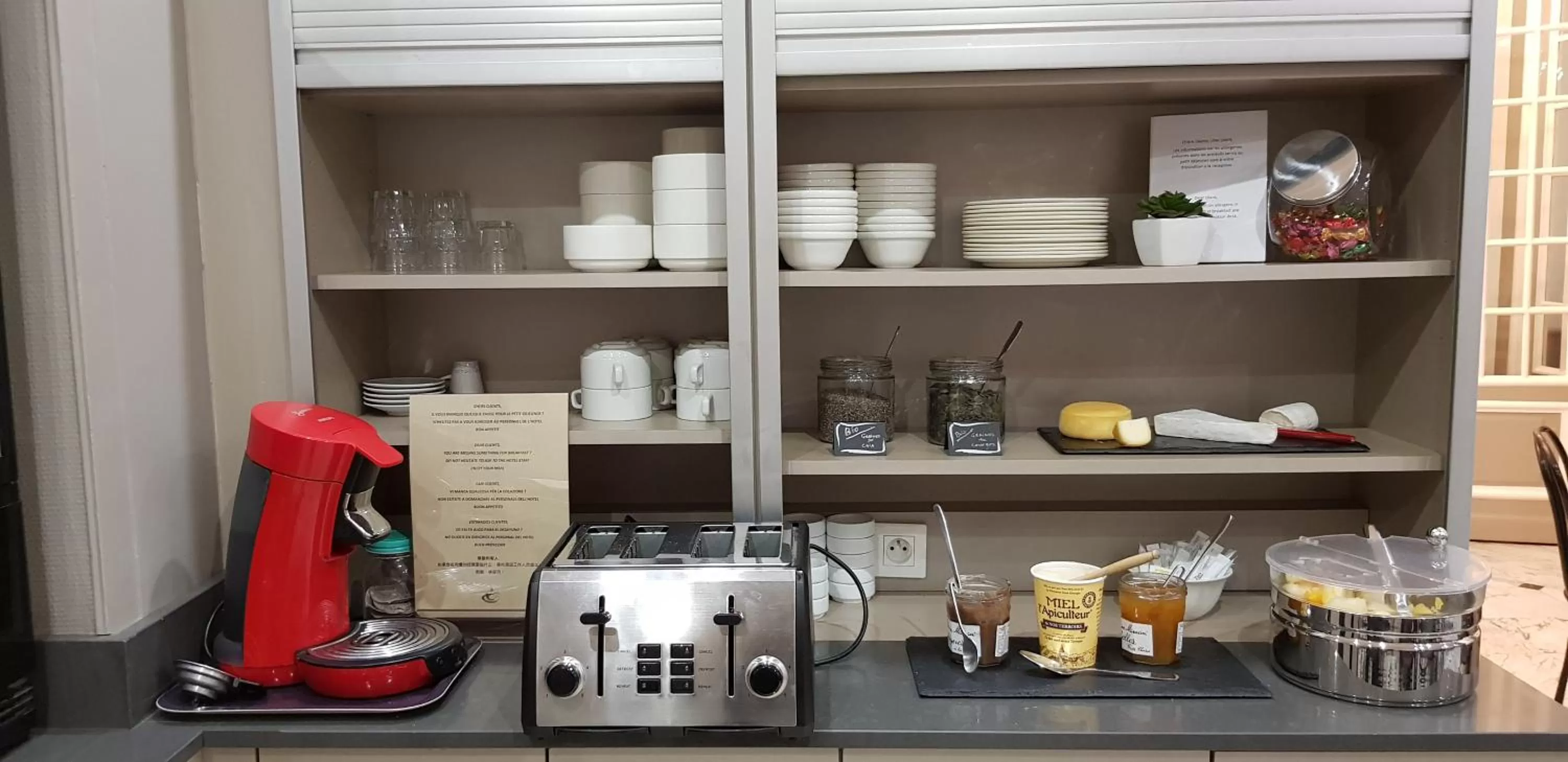 Breakfast in Hotel De La Cite Rougemont