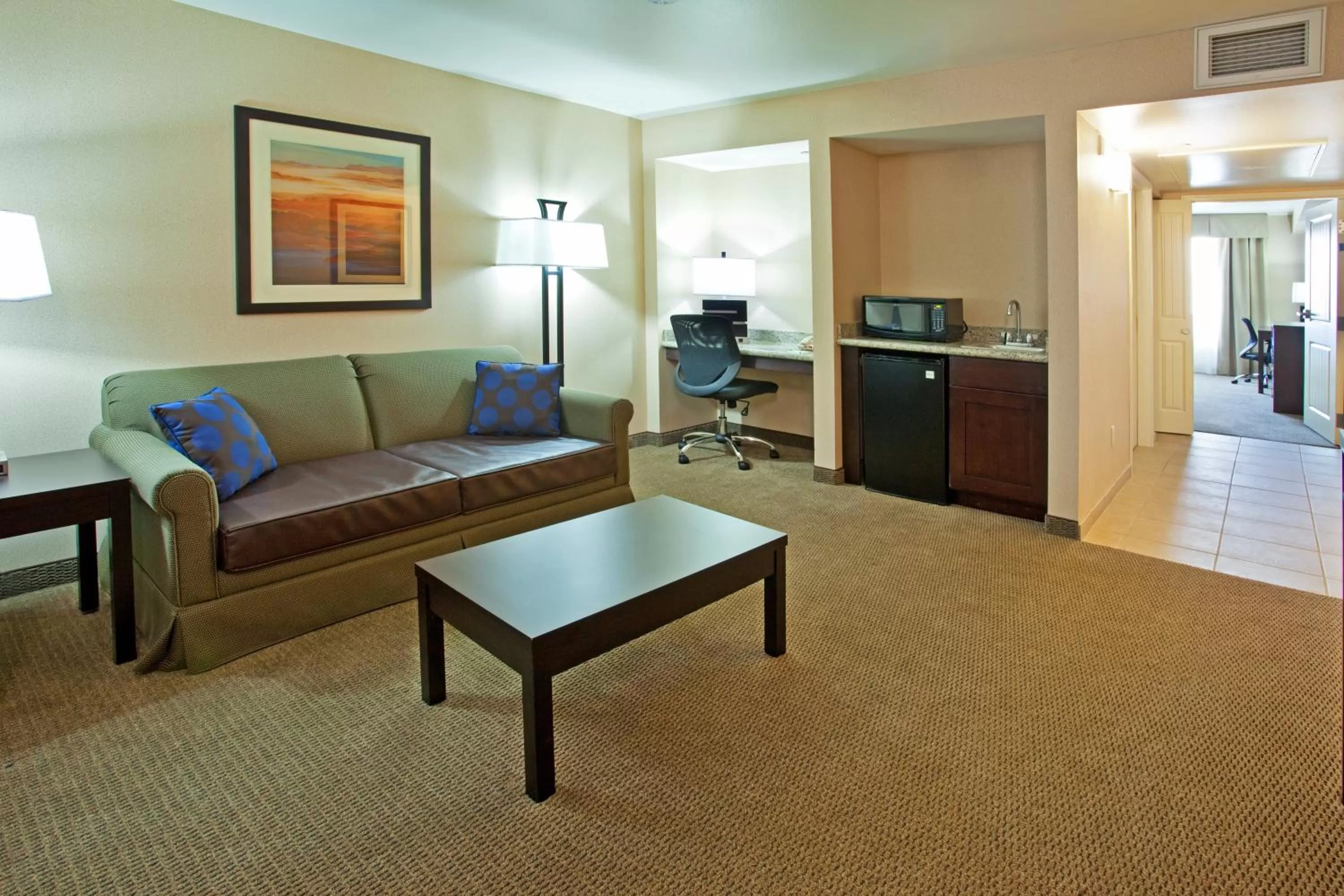 Photo of the whole room in Holiday Inn & Suites Phoenix Airport by IHG