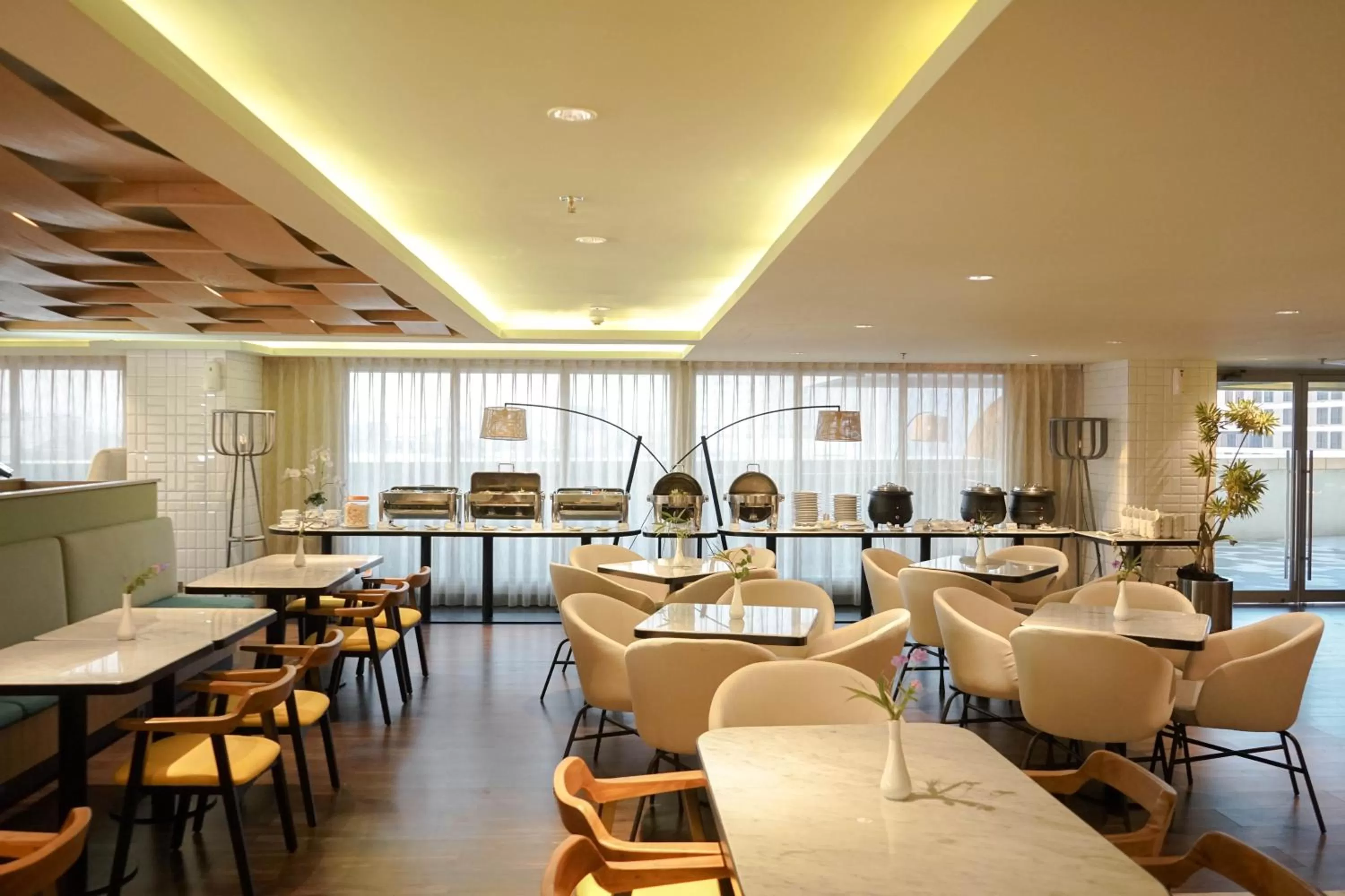 Restaurant/places to eat in Louis Kienne Hotel Pemuda