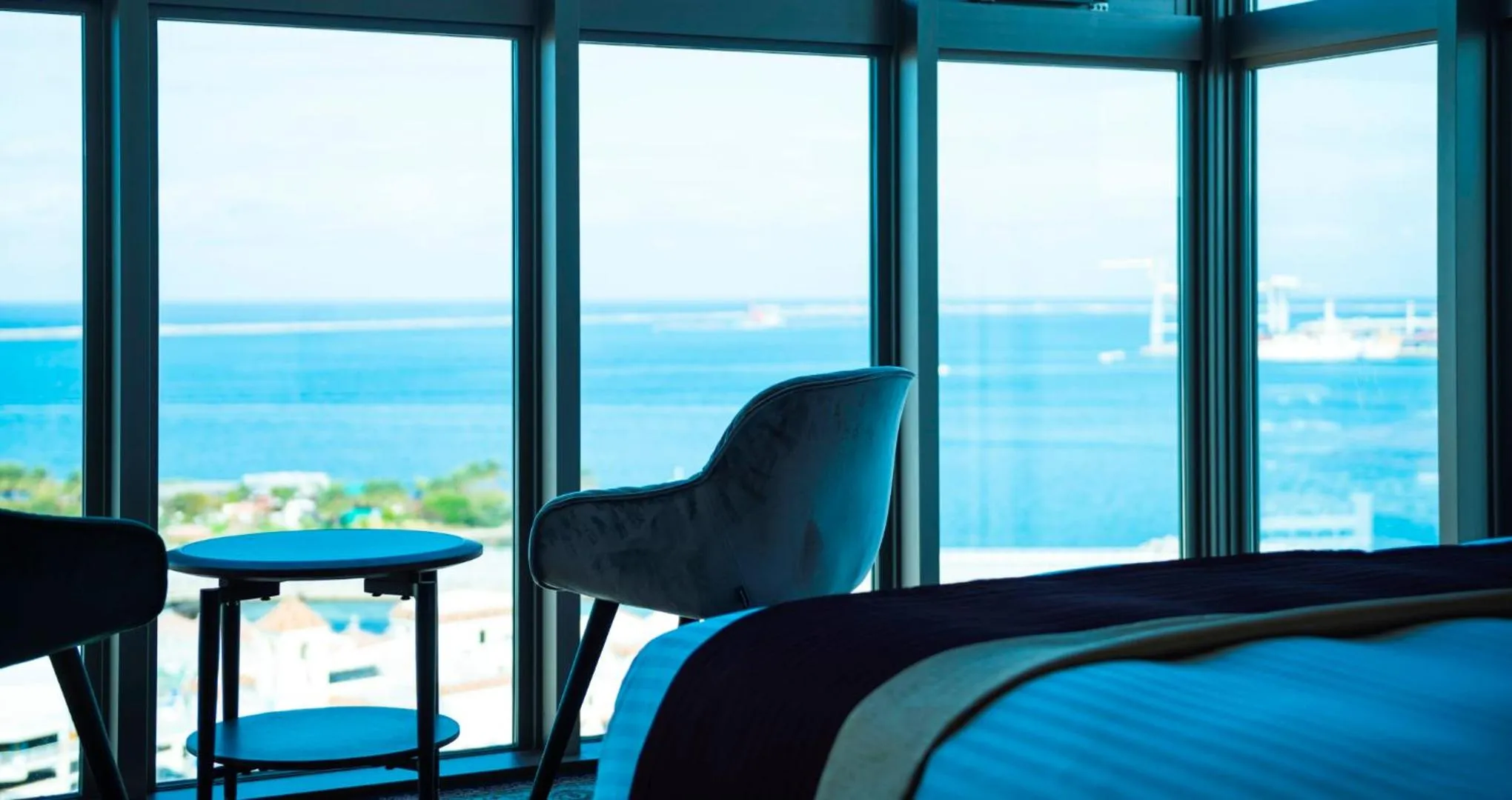 Sea view, Bed in HOTEL SANSUI NAHA Ryukyu Onsen Naminoue-No-Yu