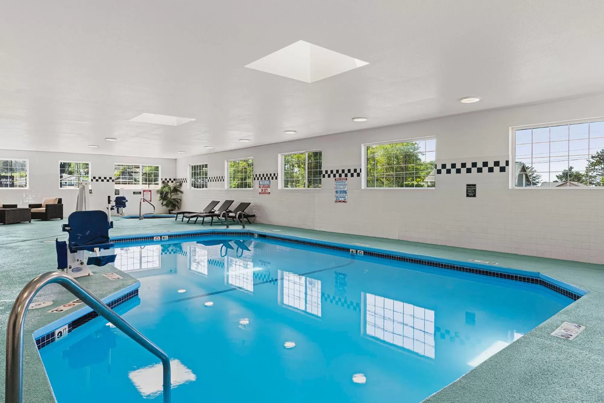 Swimming pool in The Ashley Inn & Suites