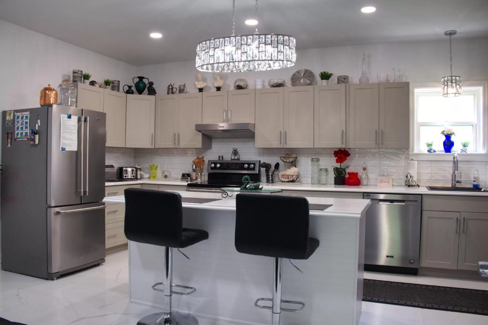 Dining area, Kitchen/Kitchenette in Pleasant Street Inn