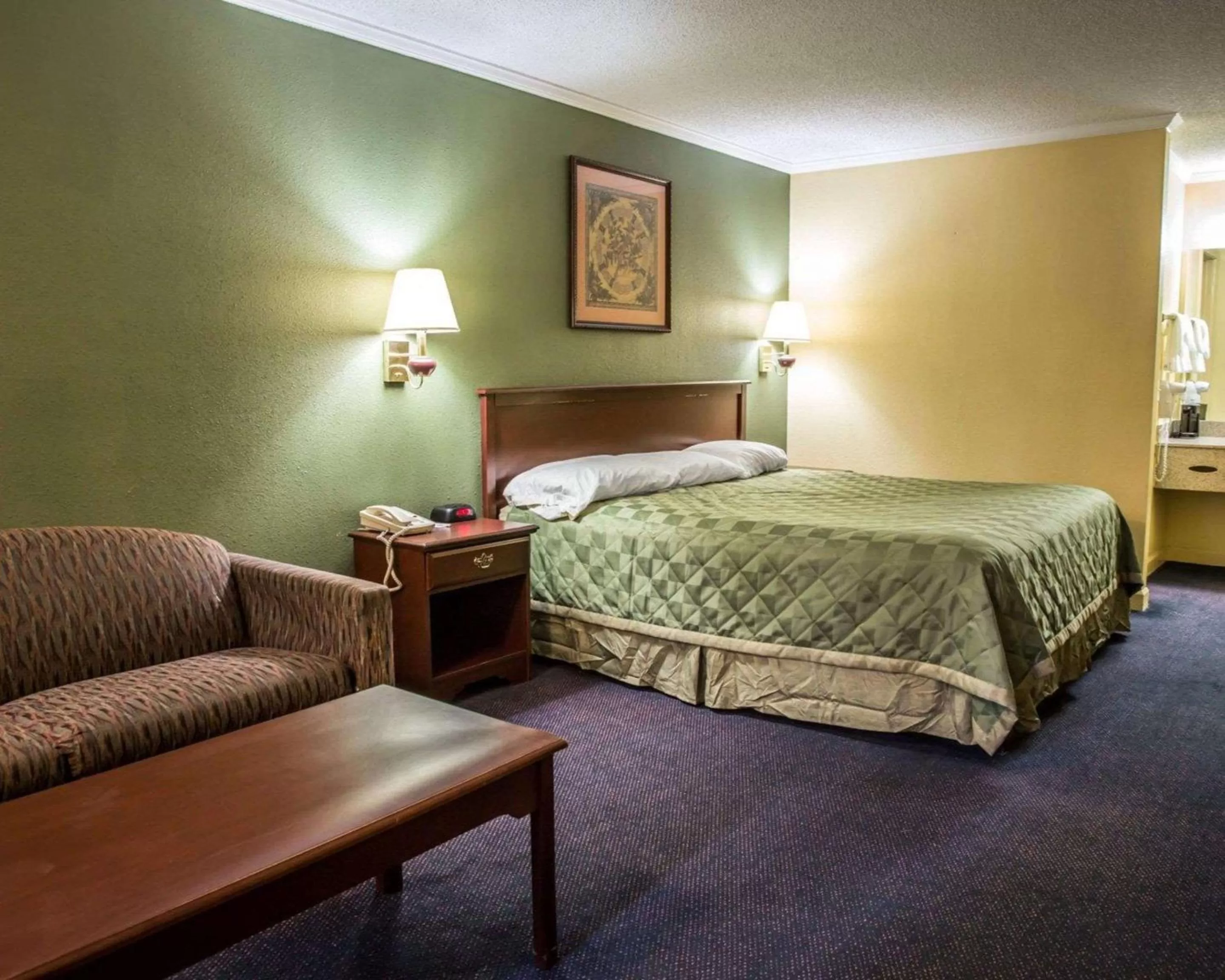 Photo of the whole room, Bed in Rodeway Inn & Suites Plymouth Hwy 64