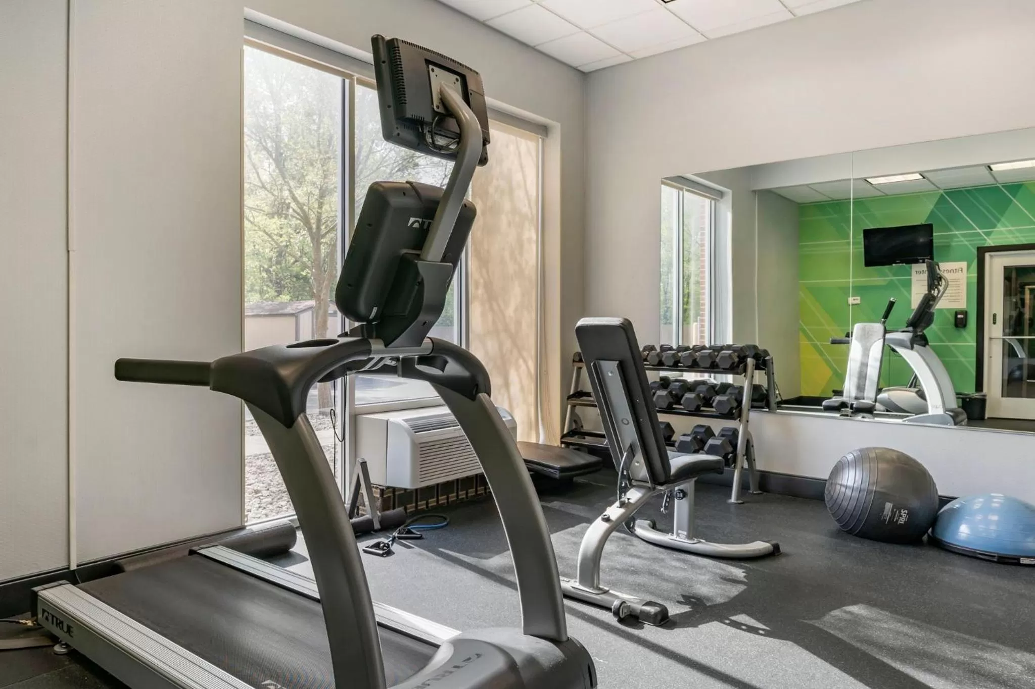 Fitness centre/facilities in Holiday Inn Louisville Airport South by IHG