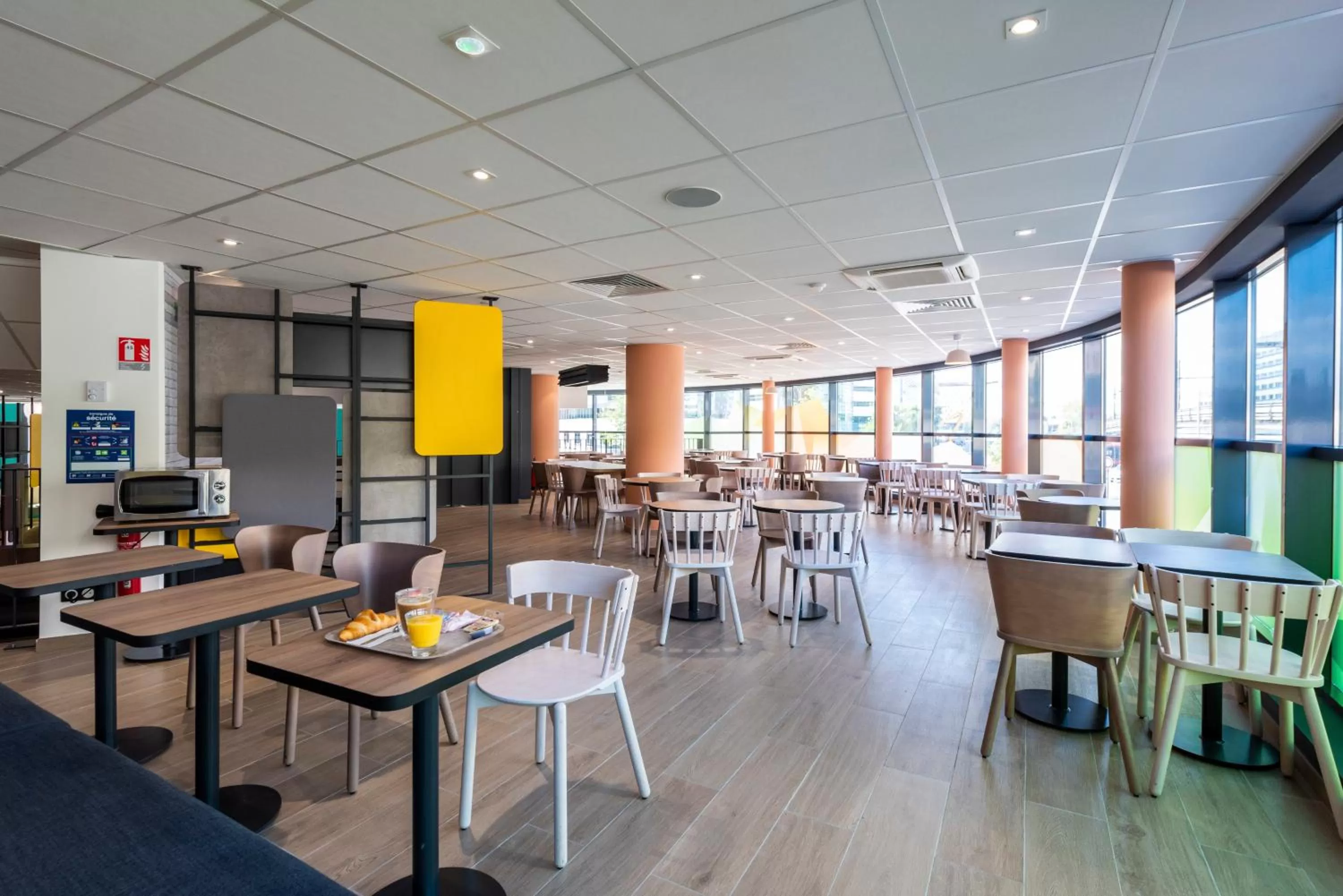 Communal lounge/ TV room in B&B HOTEL Nice Aéroport Arenas