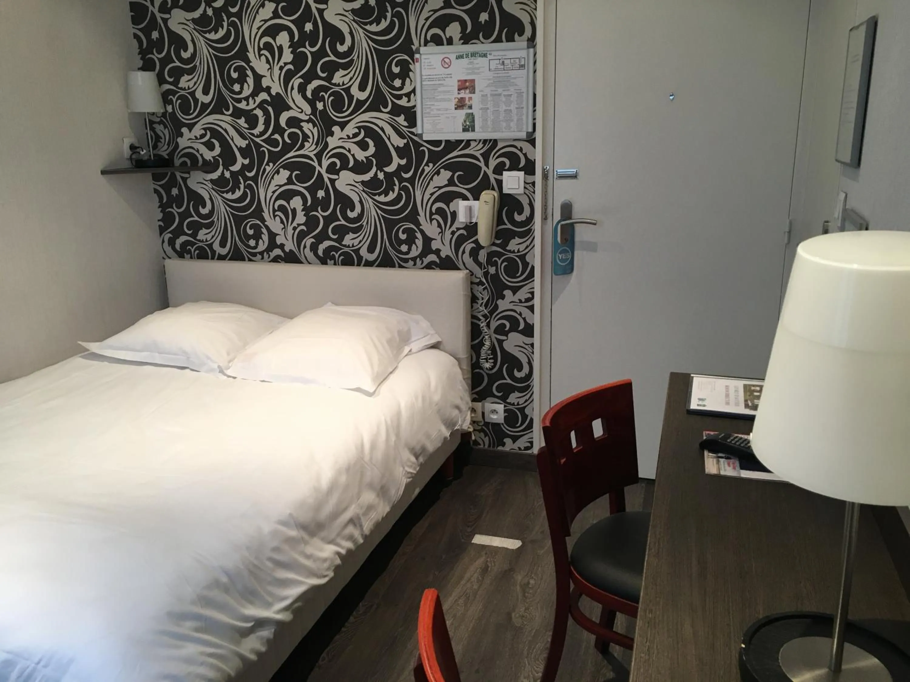 Photo of the whole room, Bed in Hotel Anne De Bretagne BLOIS