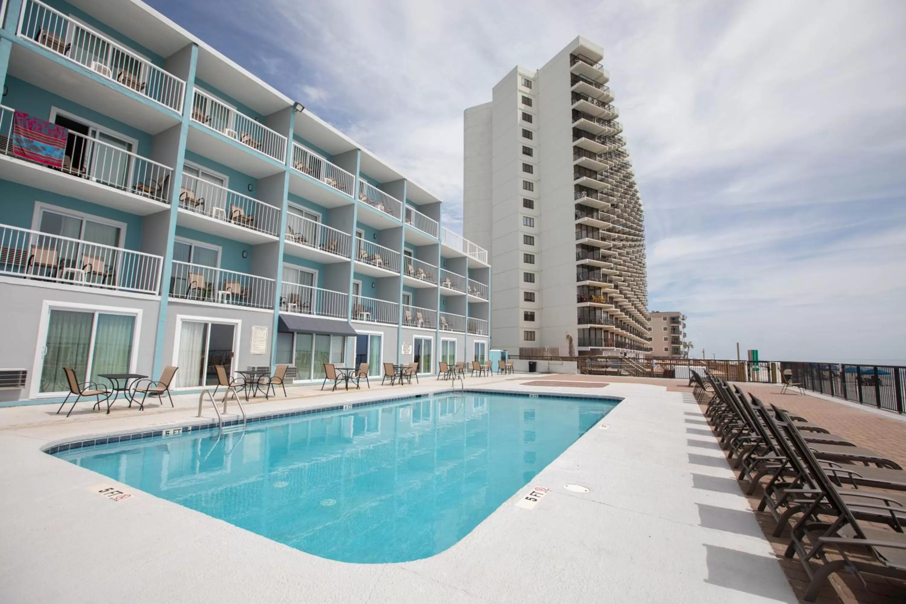 Swimming pool in Garden City Inn