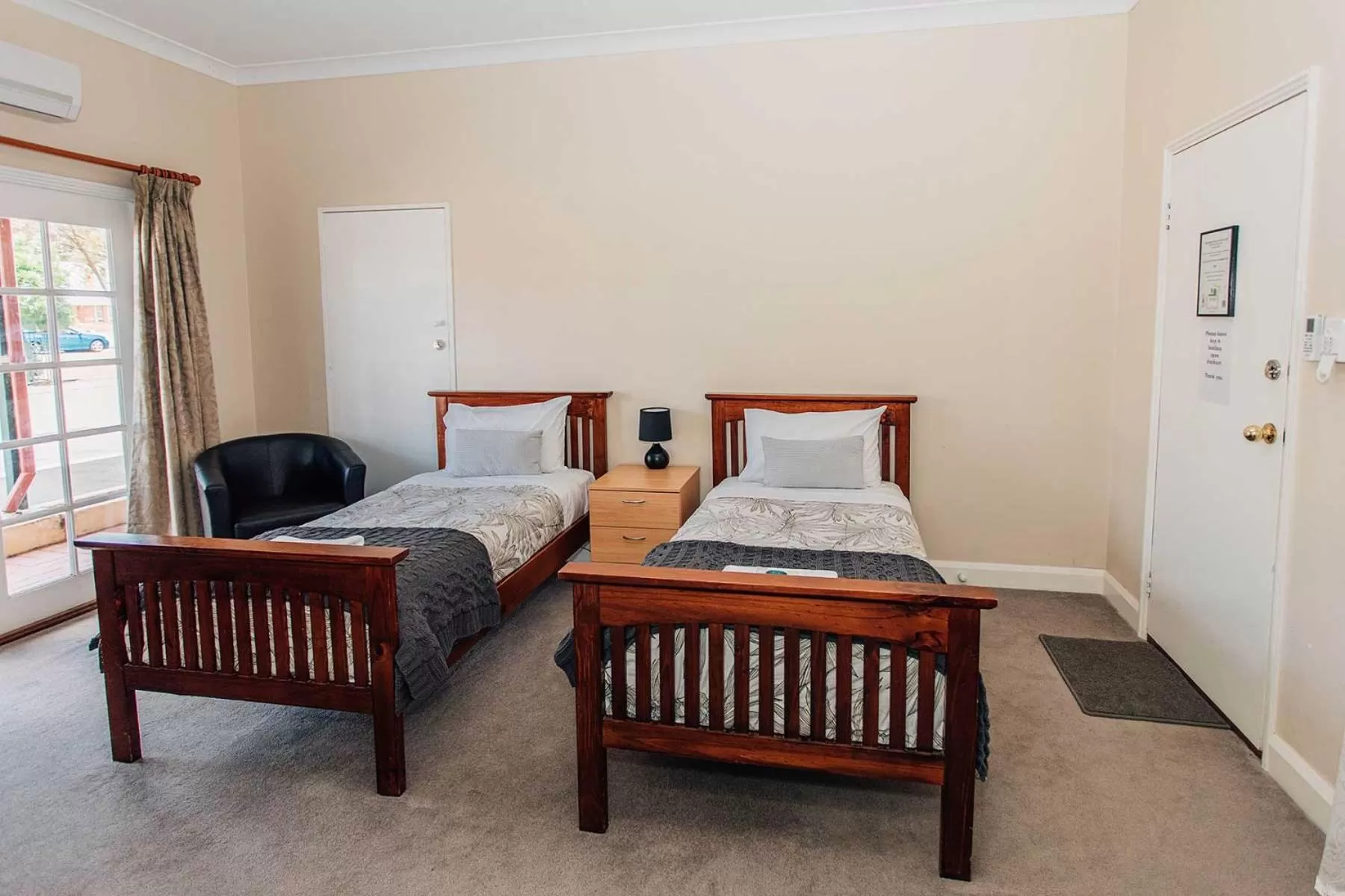 Bed in Settlers Hotel York