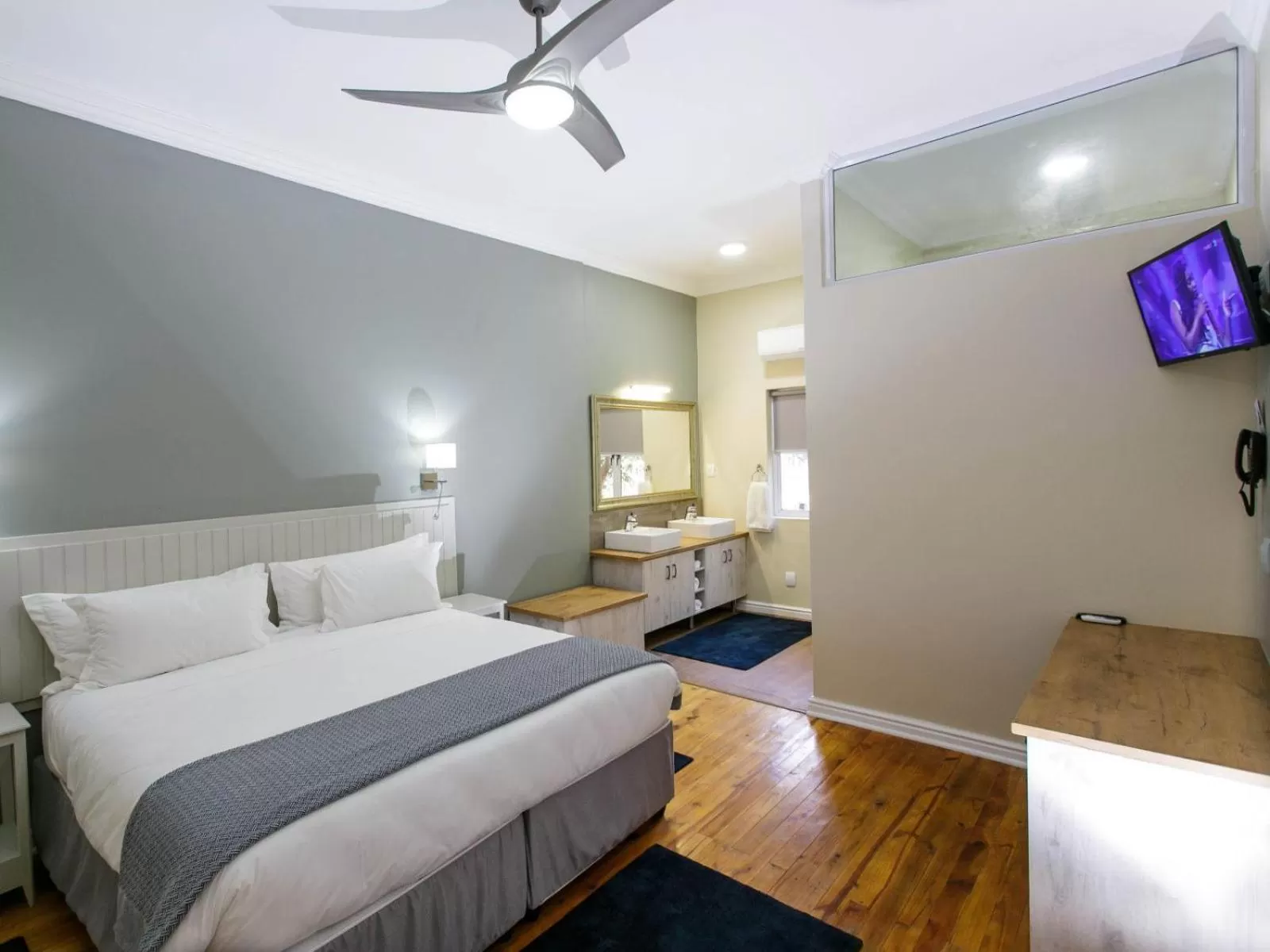 Bedroom, Bed in Queen's Hotel by BON Hotels