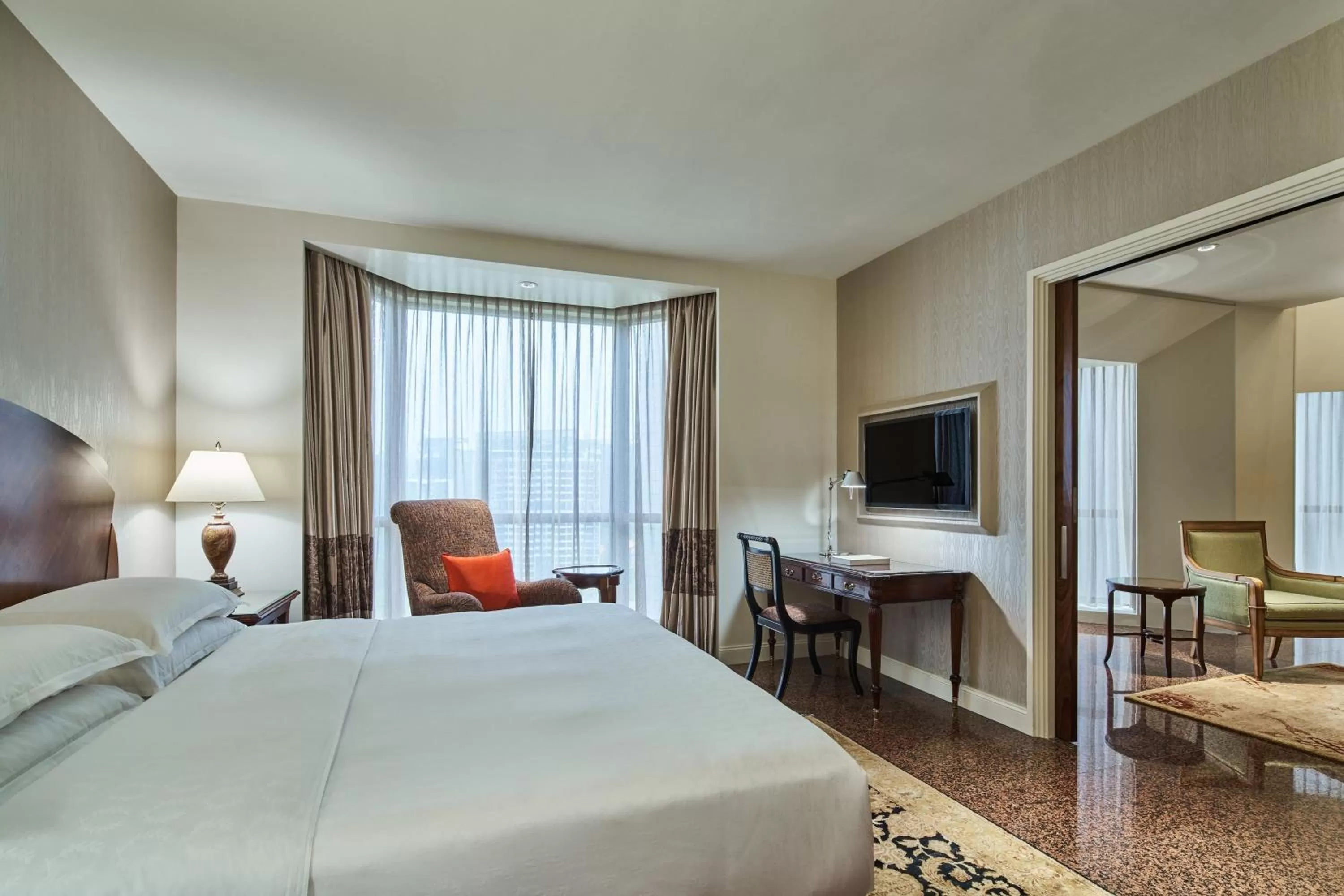 Bedroom, Bed in Sheraton Towers Singapore Hotel